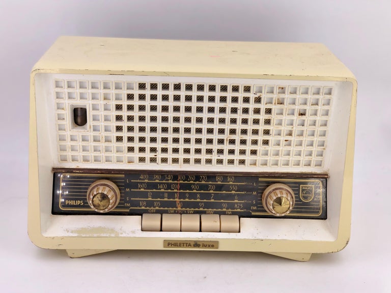 This cool vintage original radio shortwave by Phillips, circa 1950s with bakelite knobs in cream color case, the radio works but it takes a while to warm up due to bulbs, we are selling it as a decorative piece. The Philletta de luxe.