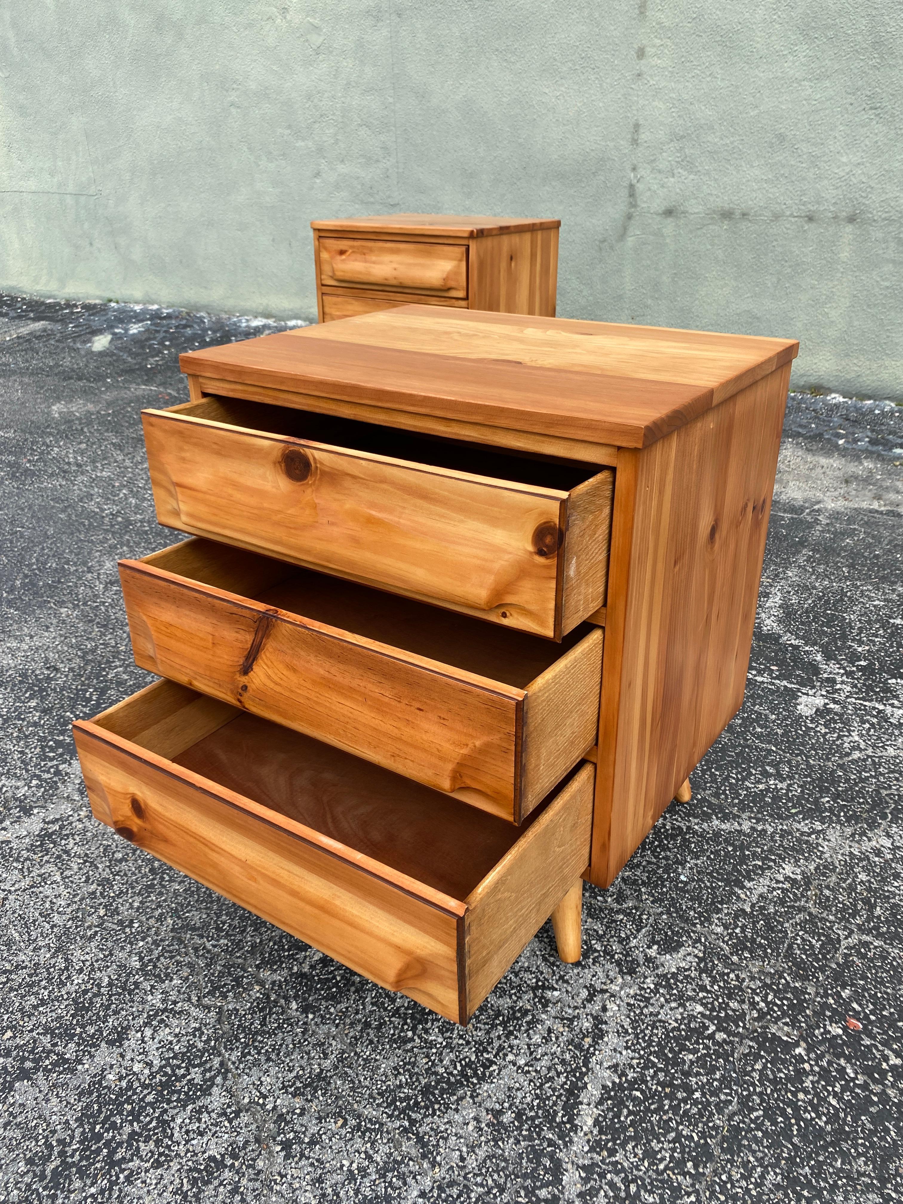 1950s Mid-Century Signed Franklin Shockey Sculpted Pine Nightstands - a Pair In Excellent Condition In Asheville, NC
