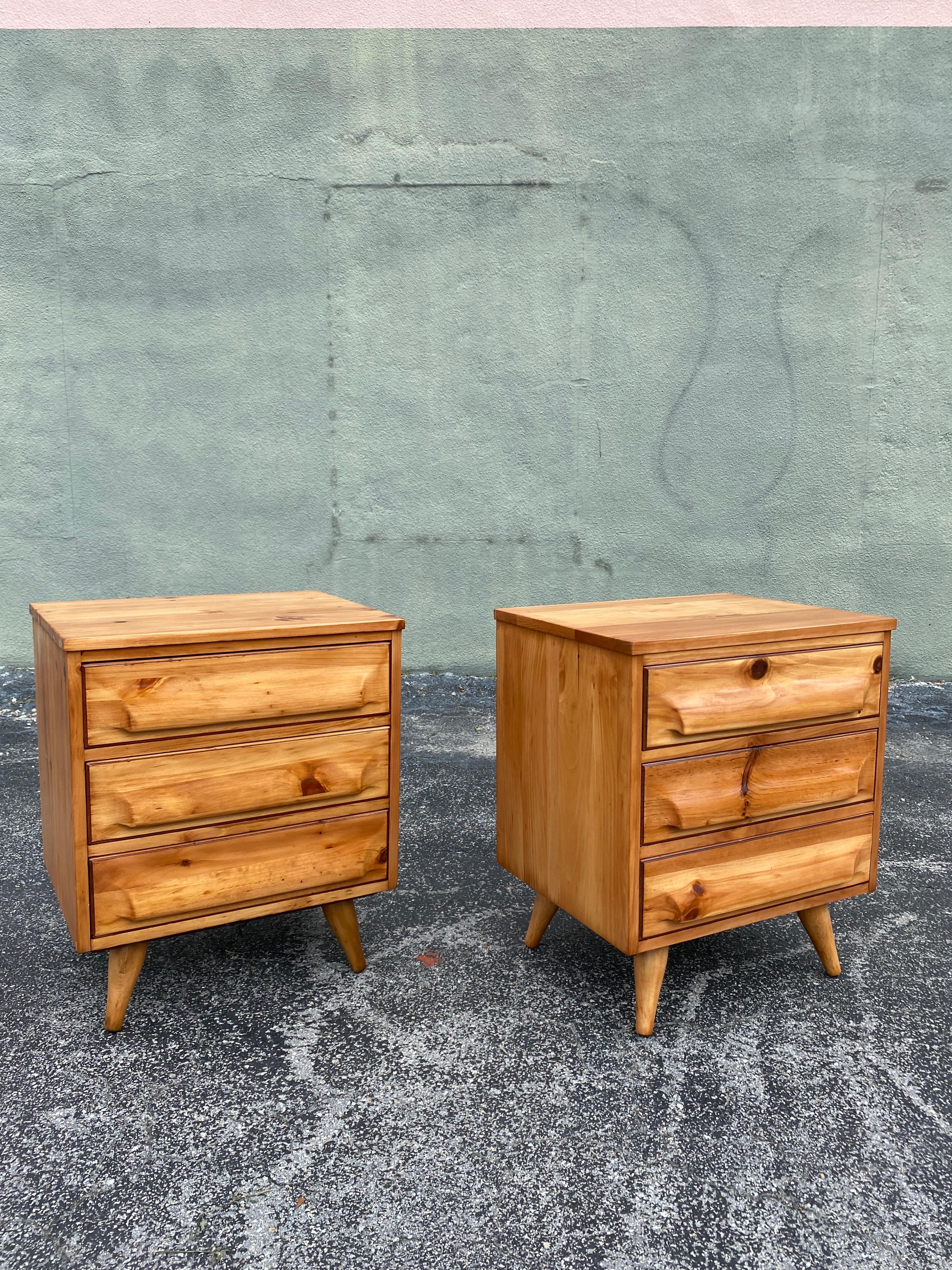 20th Century 1950s Mid-Century Signed Franklin Shockey Sculpted Pine Nightstands - a Pair