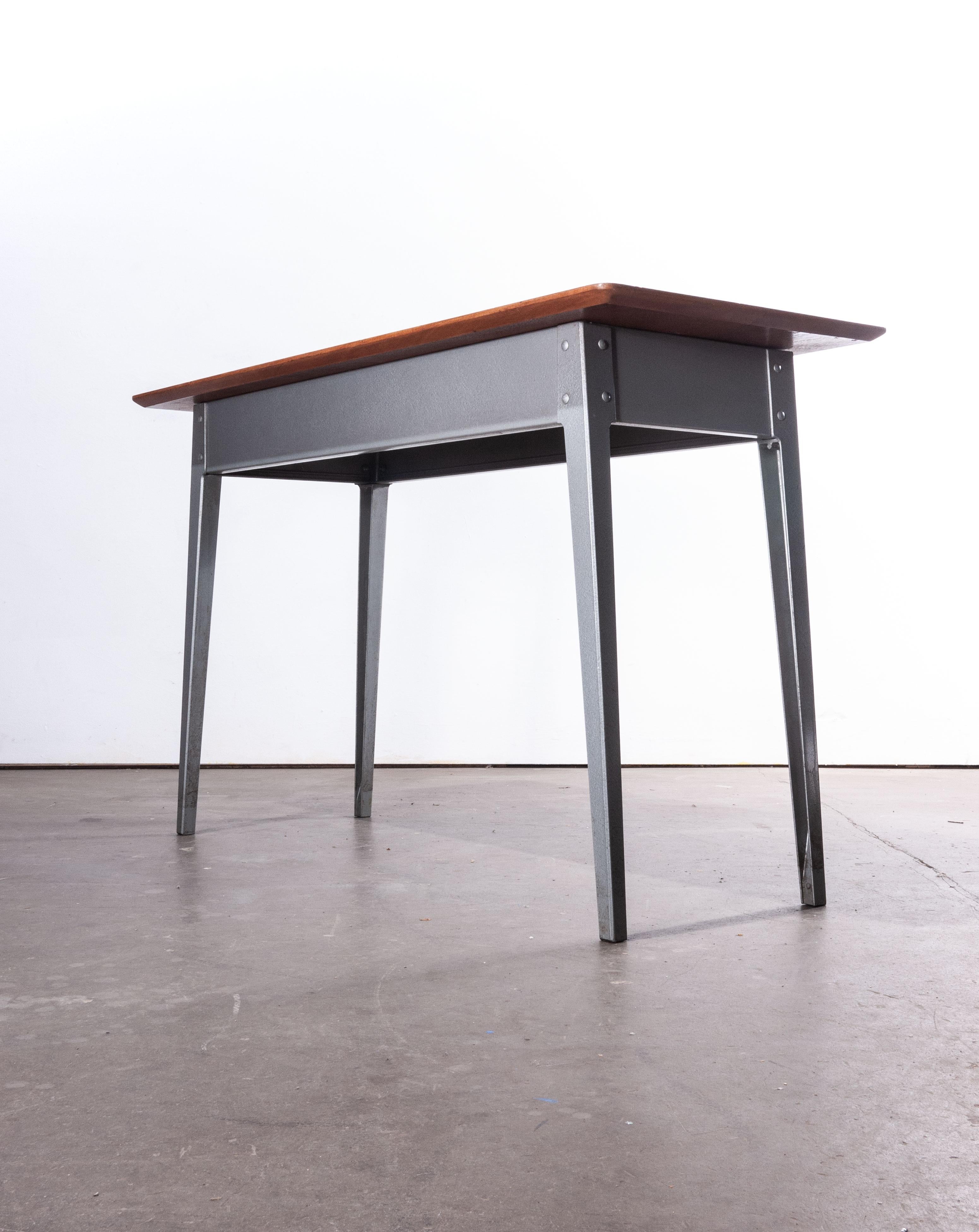 1950s midcentury slim desk – console table by ESA James Leonard – Esavian

1950s vintage midcentury desk – console table by ESA James Leonard – Esavian. Model 5708. We are big fans of the ESA story and are surprised that it has not had more