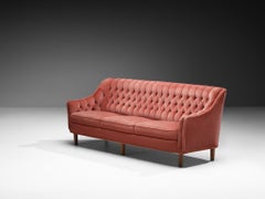 Sofa aus den 1950er Jahren im Mid-Century-Stil aus getuftetem, altrosa Samt und Eiche