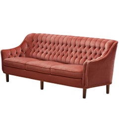 Canapé des années 1950, style « mid-century », en velours capitonné rose poudré et chêne