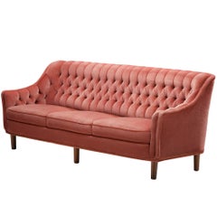 Sofa aus den 1950er Jahren im Mid-Century-Stil aus getuftetem, altrosa Samt und Eiche
