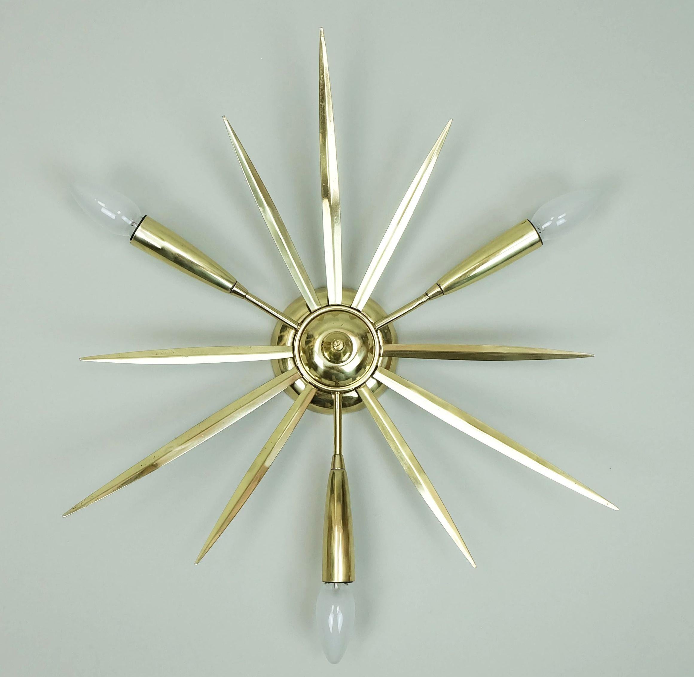 Sehr schöne 3-Licht-Deckenleuchte aus den 1950er Jahren aus Messing. Hält E14-Glühbirnen.
 
Abmessungen in cm:
Durchmesser 48 cm, Höhe ab Decke 12 cm.

Abmessungen in Zoll:
Durchmesser 18,89