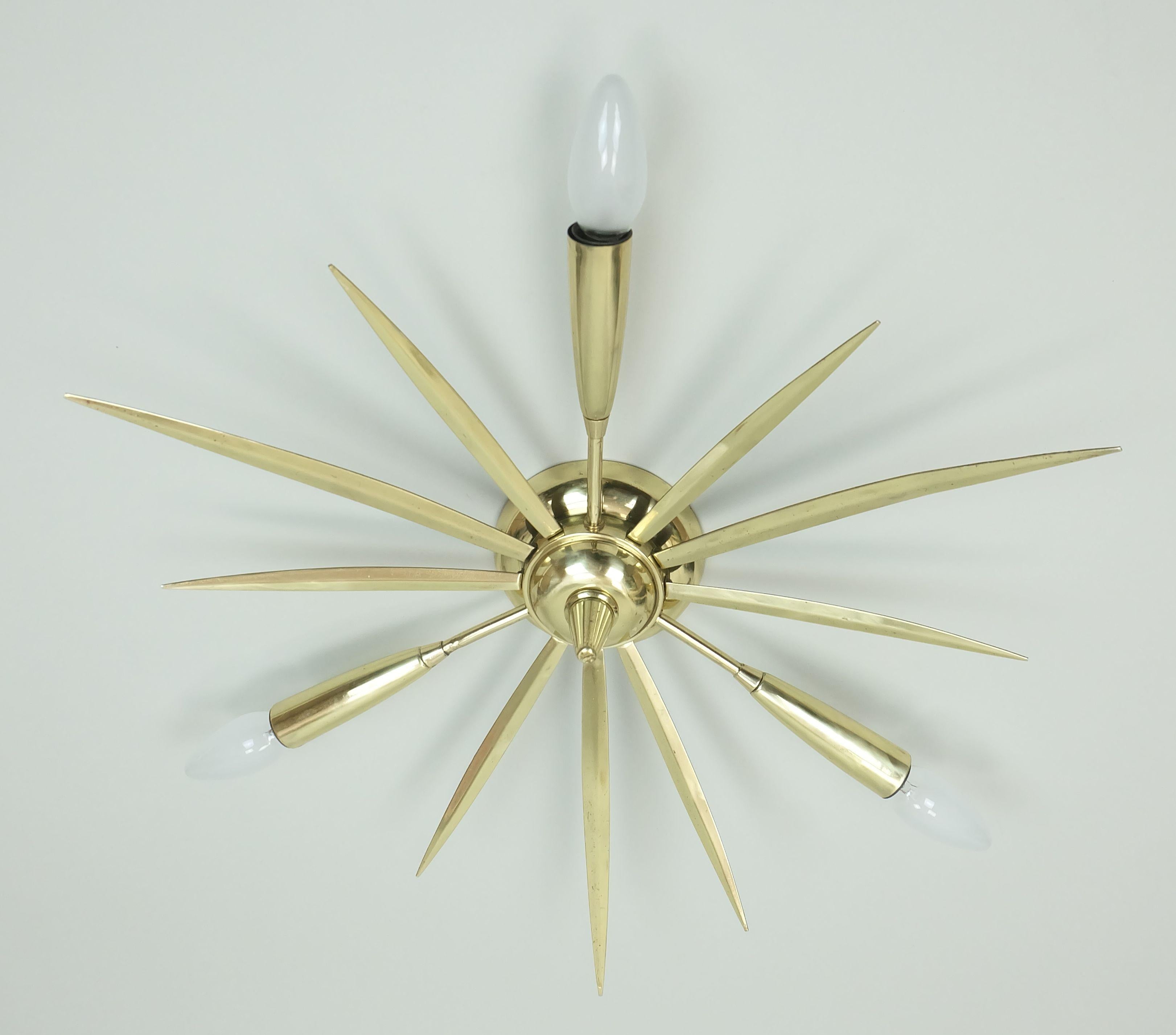1950er Jahre Mitte des Jahrhunderts Sputnik 3-Licht Messing FLUSH MOUNT (Moderne der Mitte des Jahrhunderts) im Angebot