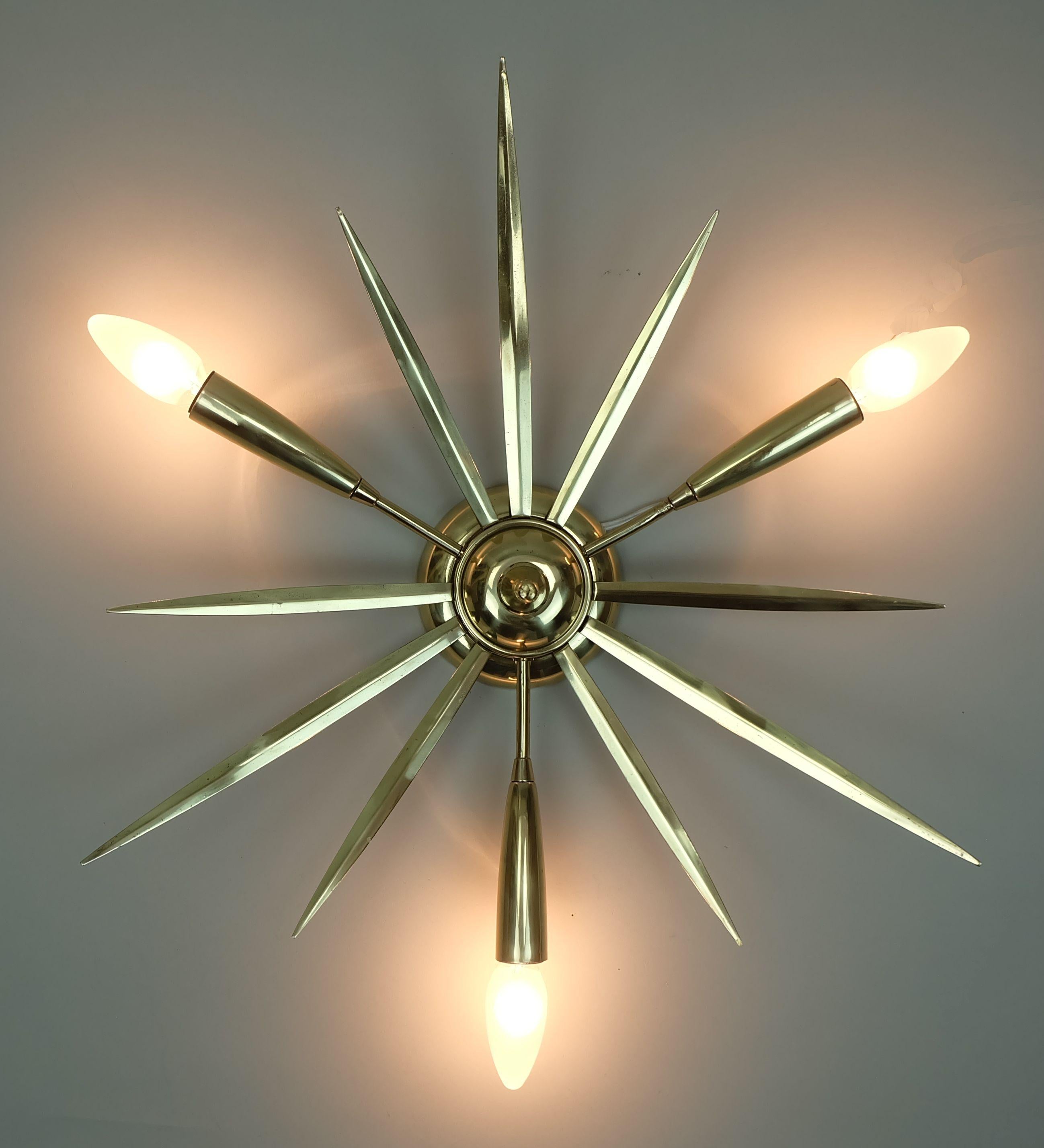 1950er Jahre Mitte des Jahrhunderts Sputnik 3-Licht Messing FLUSH MOUNT (Mitte des 20. Jahrhunderts) im Angebot