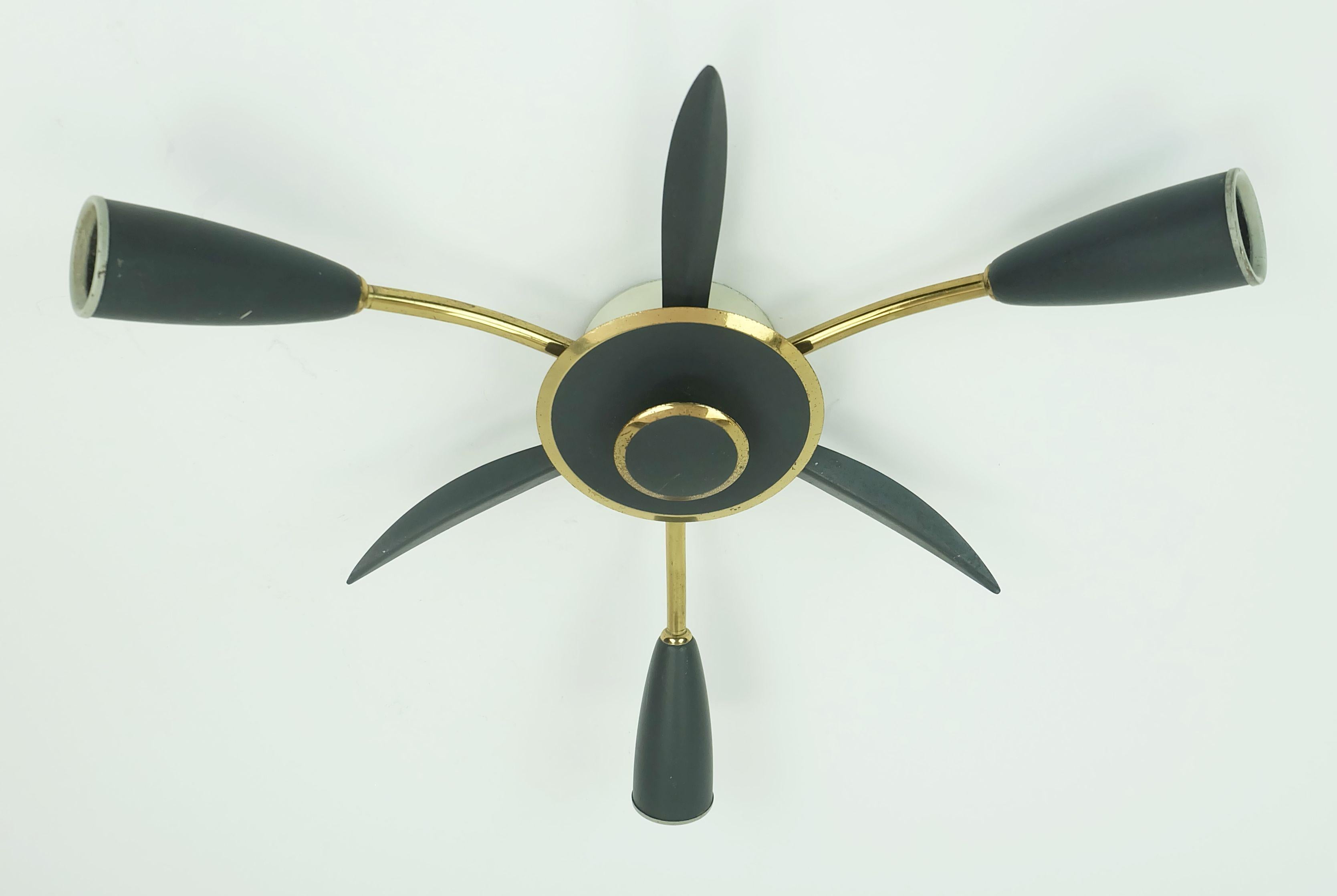 Très beau plafonnier à 3 lumières des années 1950 en laiton et métal laqué gris foncé. Pour 3 ampoules E14.
 
Dimensions en cm :
Diamètre 35 cm, hauteur à partir du plafond 9 cm.

Dimensions en pouces :
Diamètre 13,77