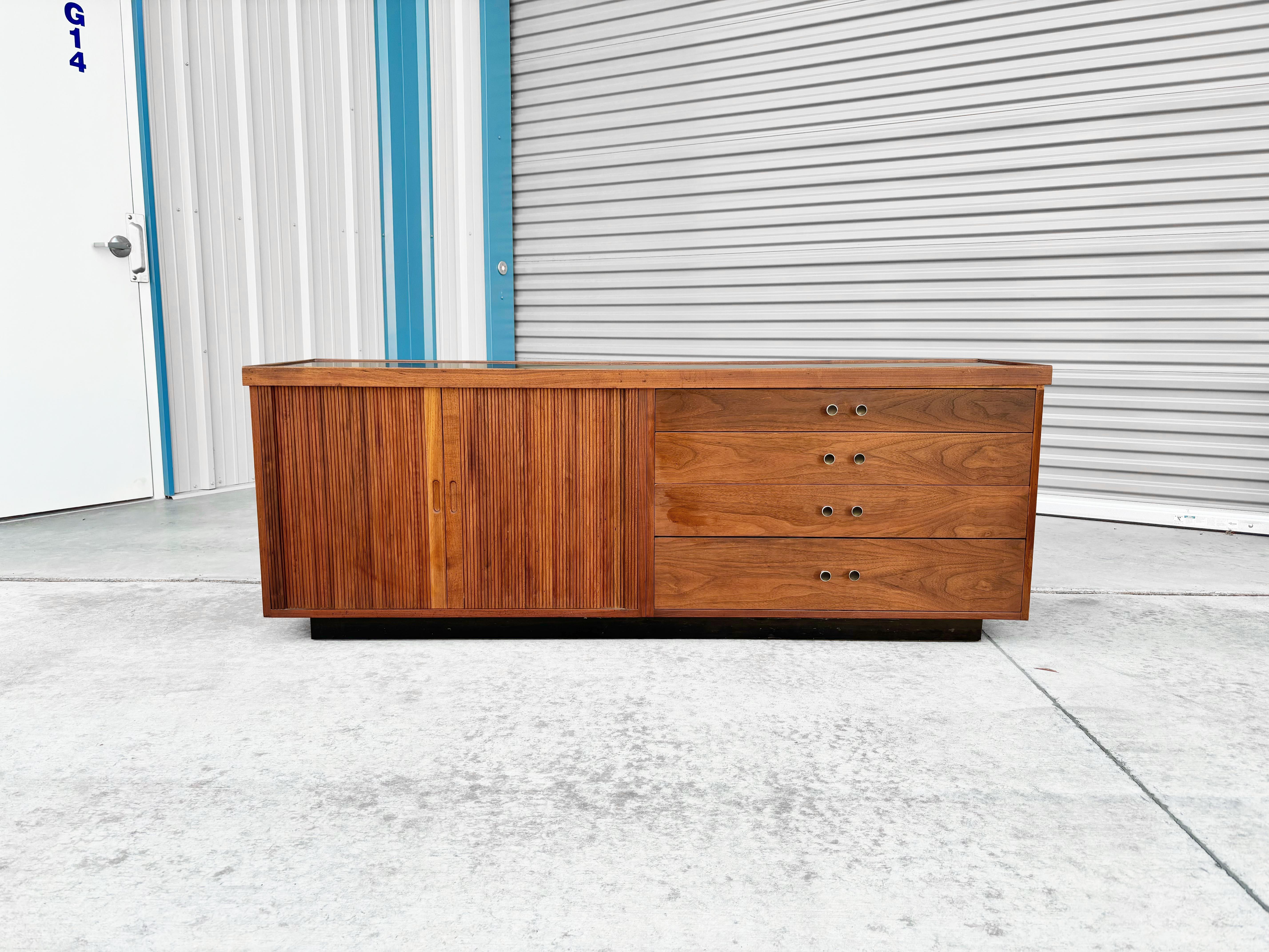 ✨Mid-Century Walnut Credenza ✨

This stunning 1960s walnut dresser, masterfully crafted by Glenn of California, is a perfect blend of functionality and timeless design. The rich walnut frame showcases the natural grain and warmth of the wood, while