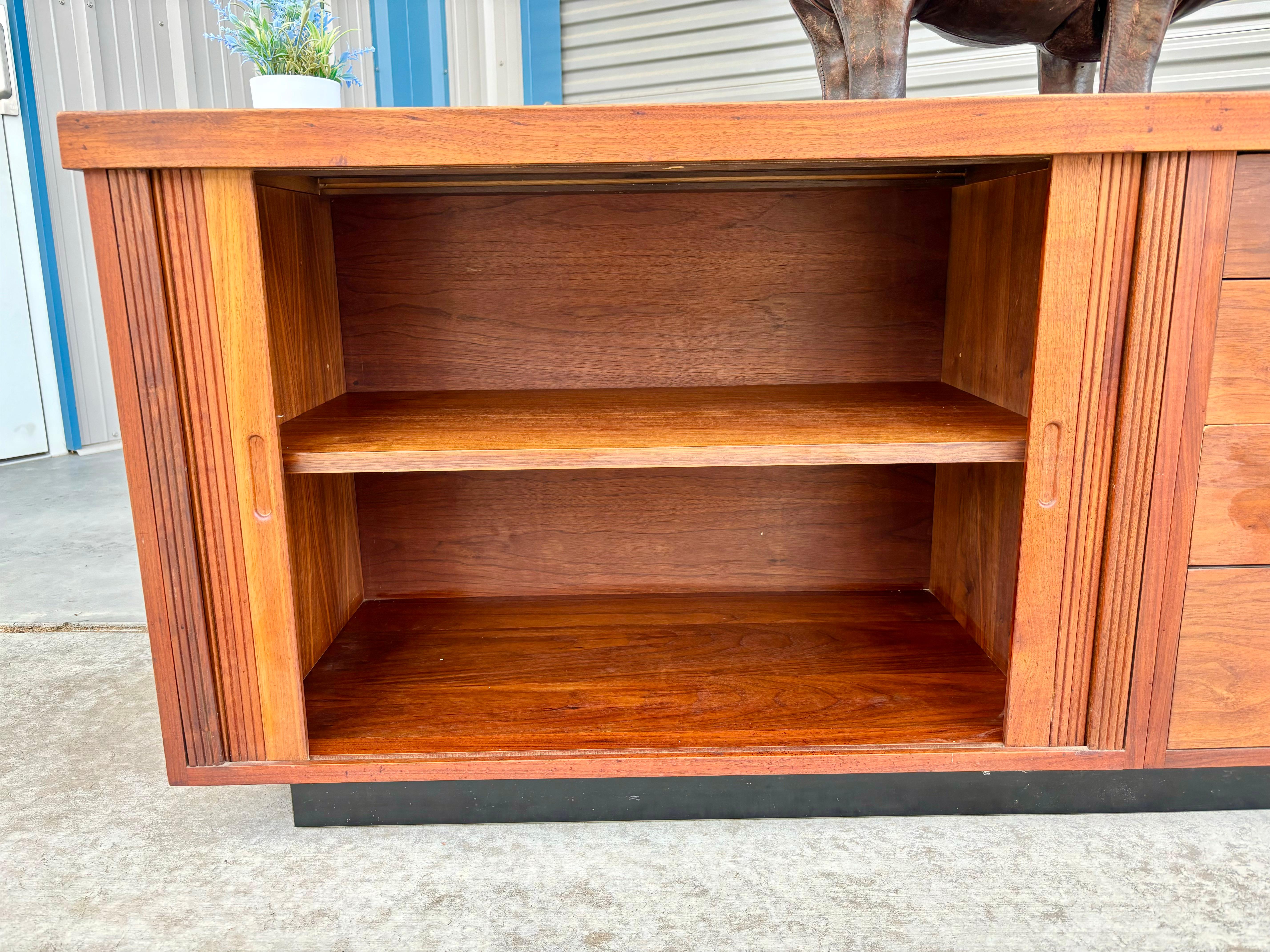 1950s Mid Century Tambour Door Credenza by Glenn of California In Good Condition For Sale In North Hollywood, CA