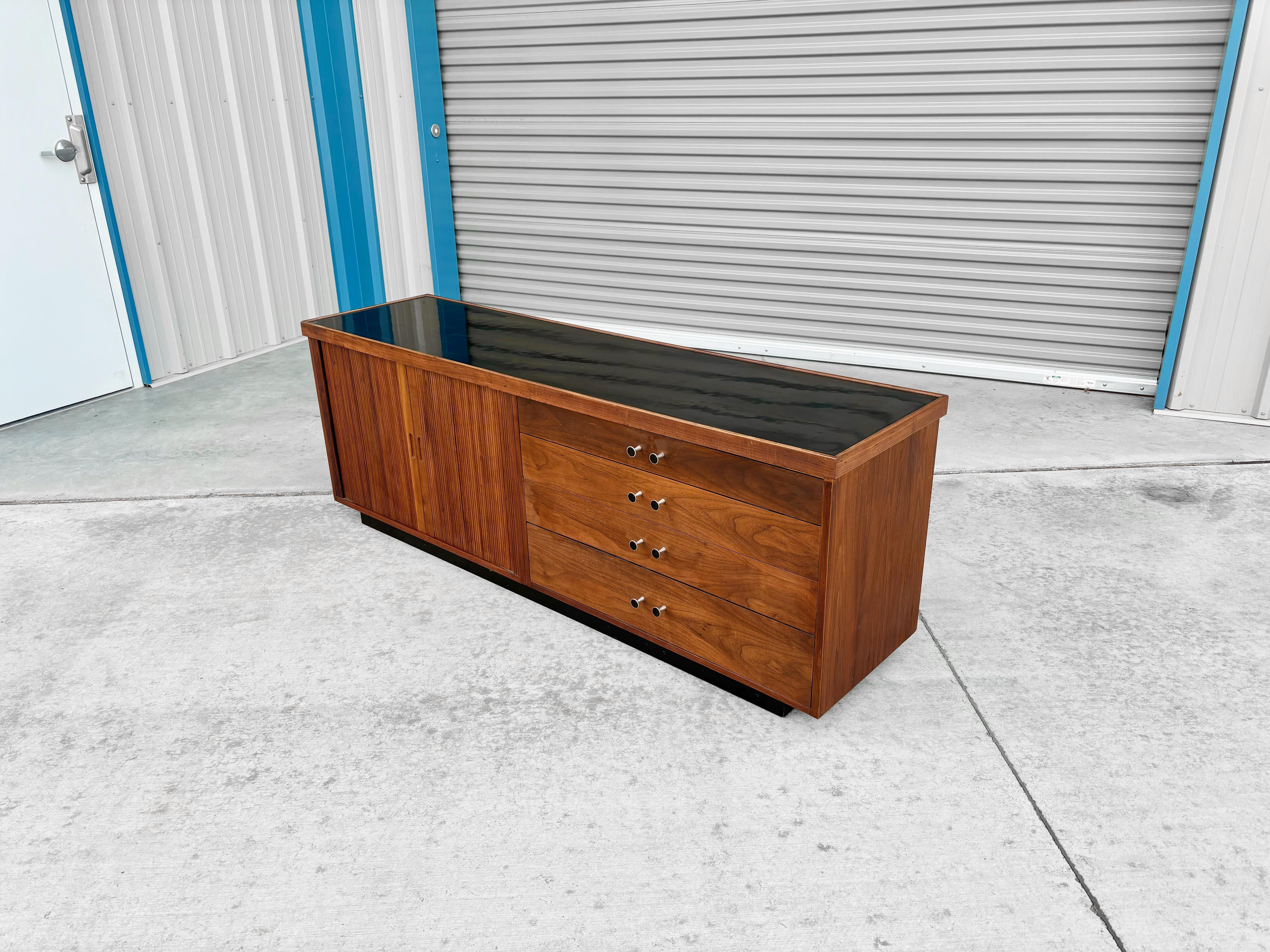 1950s Mid Century Tambour Door Credenza by Glenn of California In Good Condition For Sale In North Hollywood, CA