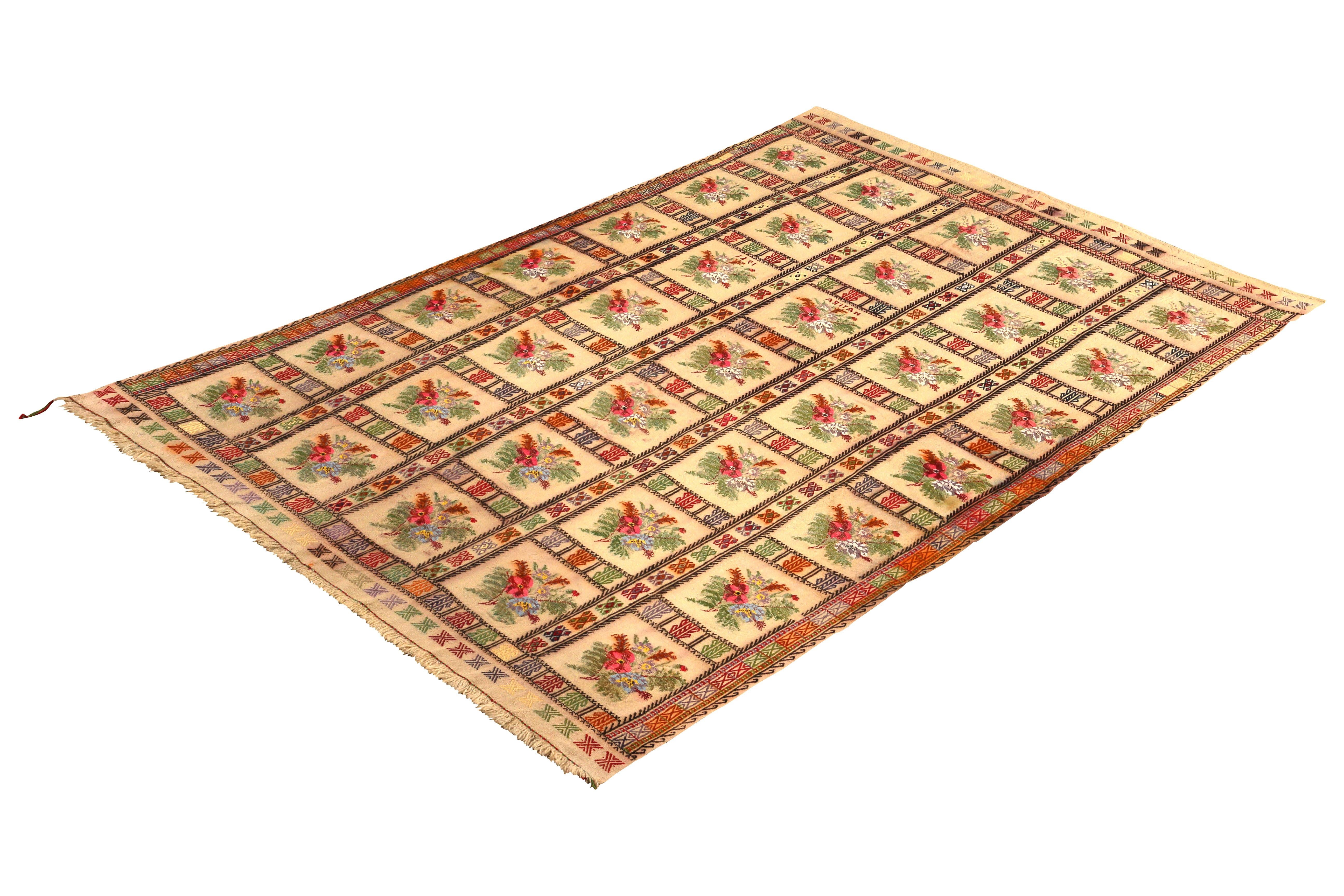 Dieser handgewebte 5×8 Kilim ist eine seltene Textilie, von der wir glauben, dass sie um 1950-1960 in der Türkei entstanden ist.

Das Design besteht aus einem Spiel von gestickten Stammesmotiven und Blumenmustern in einem Gitter auf einem beigen