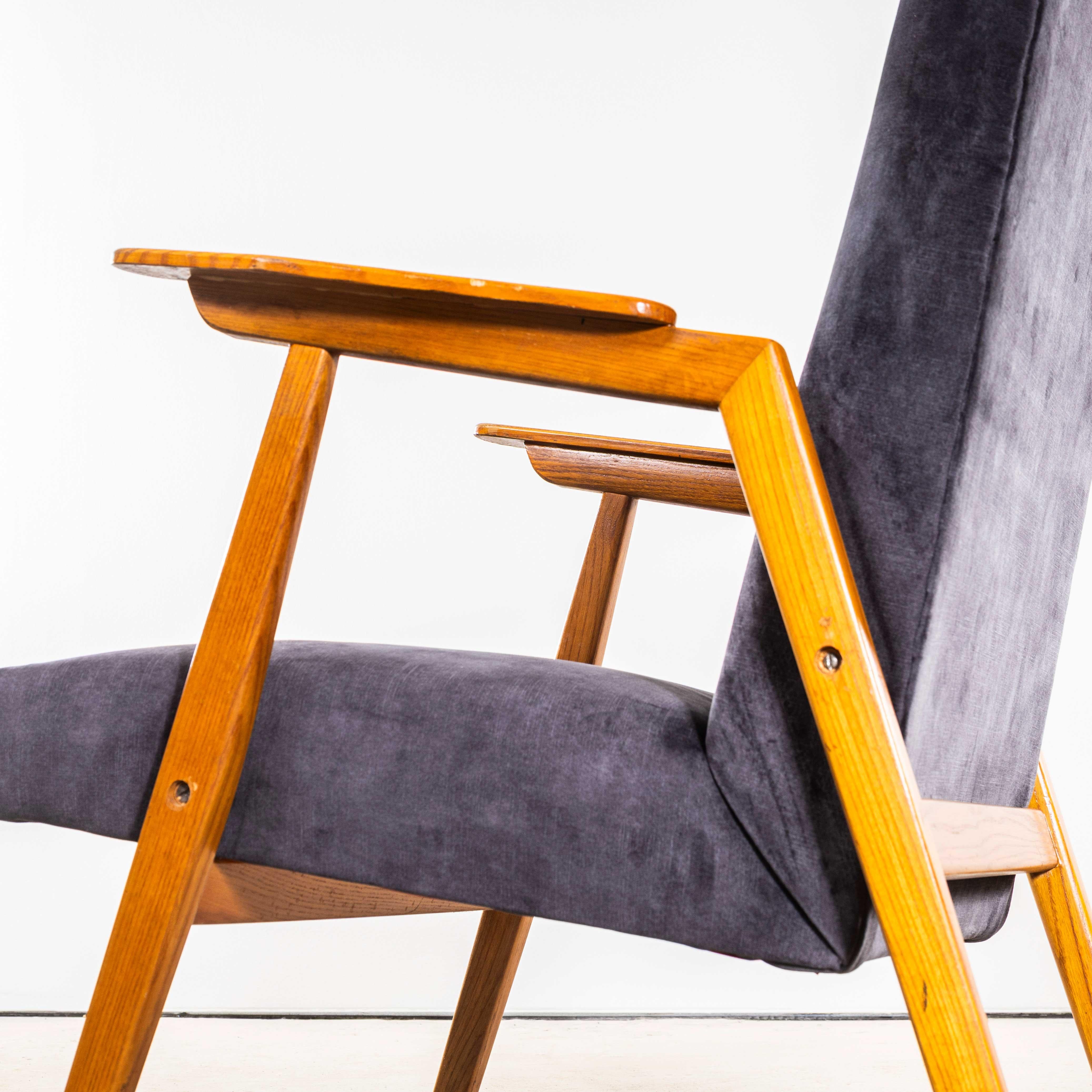 Sillones Grises Tapizados Años 50 Con Brazos Rectos y Tapas Superiores Escandinavo en venta