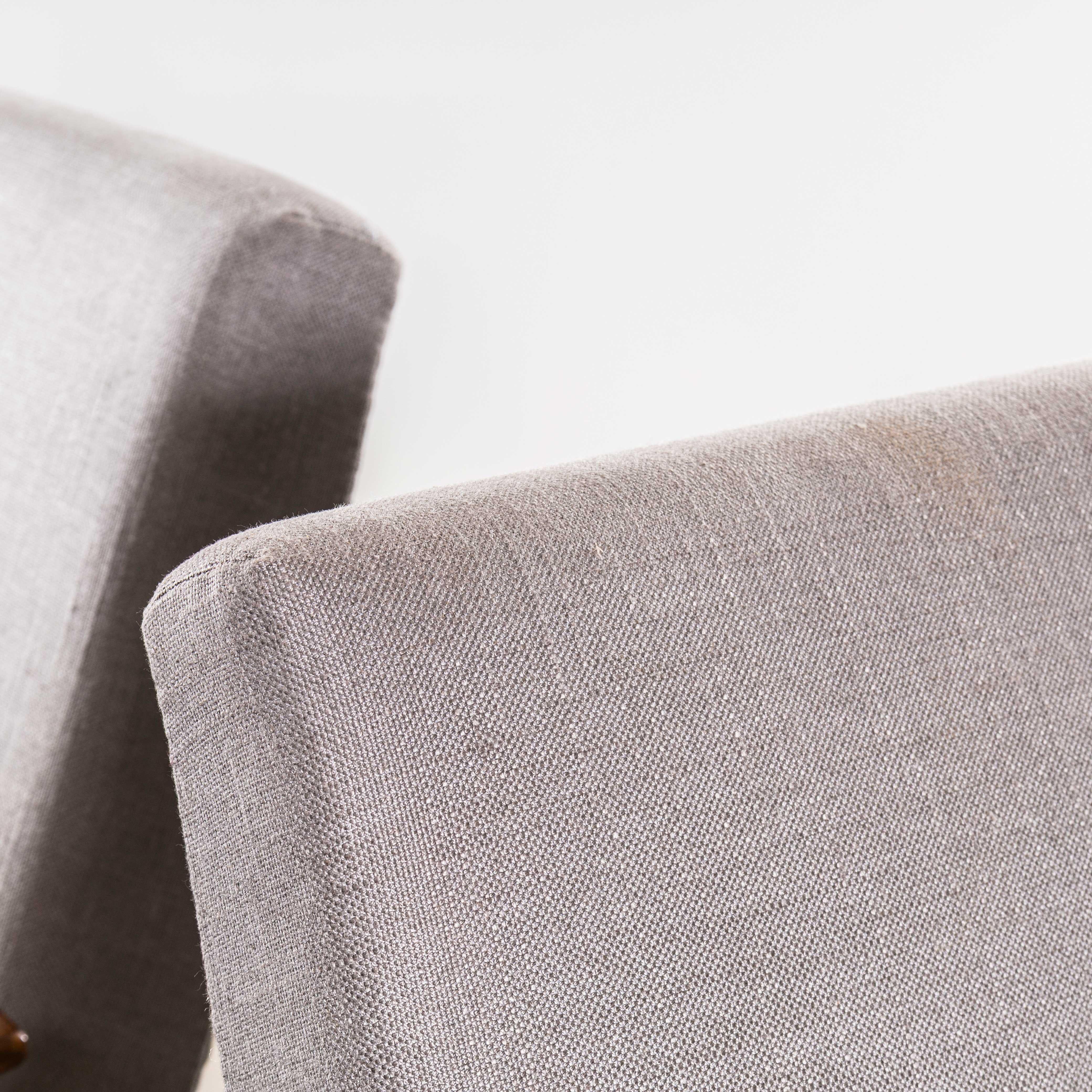 Sillones Grises Tapizados Años 50 Con Brazos Rectos y Tapas Superiores mediados del siglo XX en venta