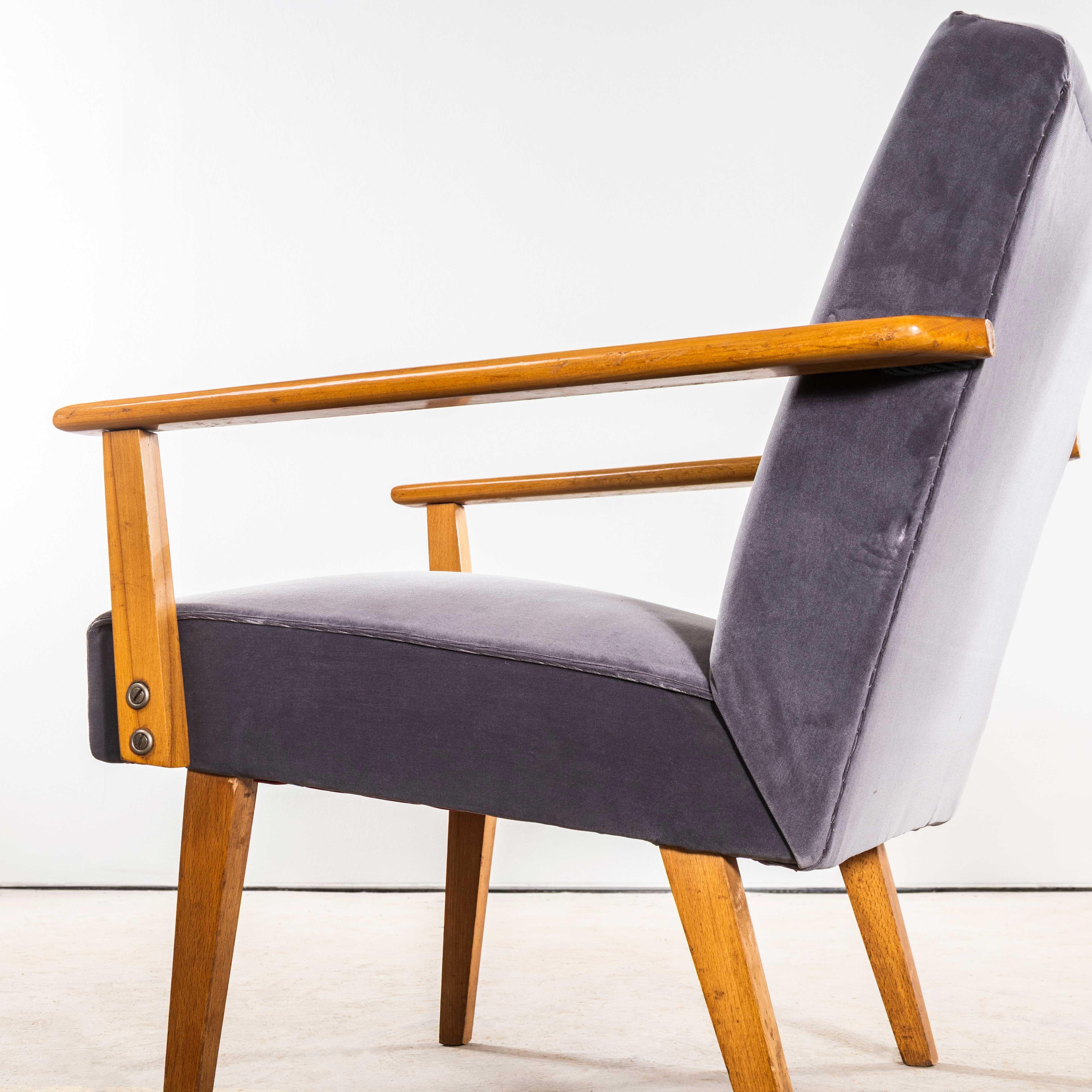 Poltrone imbottite grigie del 1950 con braccioli dritti in vendita 3