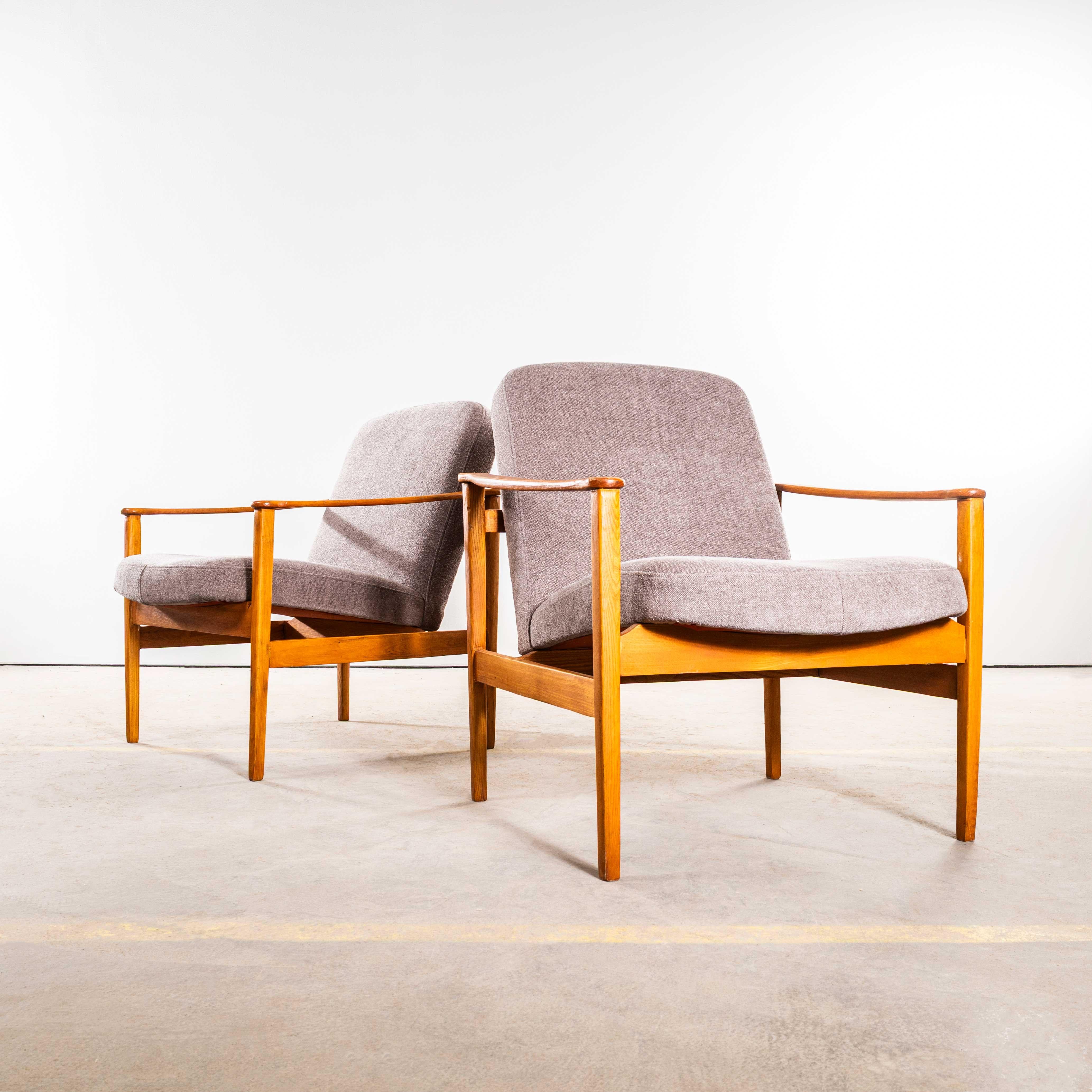 Fauteuils en coton brossé gris des années 1950 avec accoudoirs droits et capuchons supérieurs. 
Ces fauteuils du milieu du siècle ont été entièrement restaurés et proviennent de Scandinavie. Le cadre est entièrement en hêtre et les bras ont été