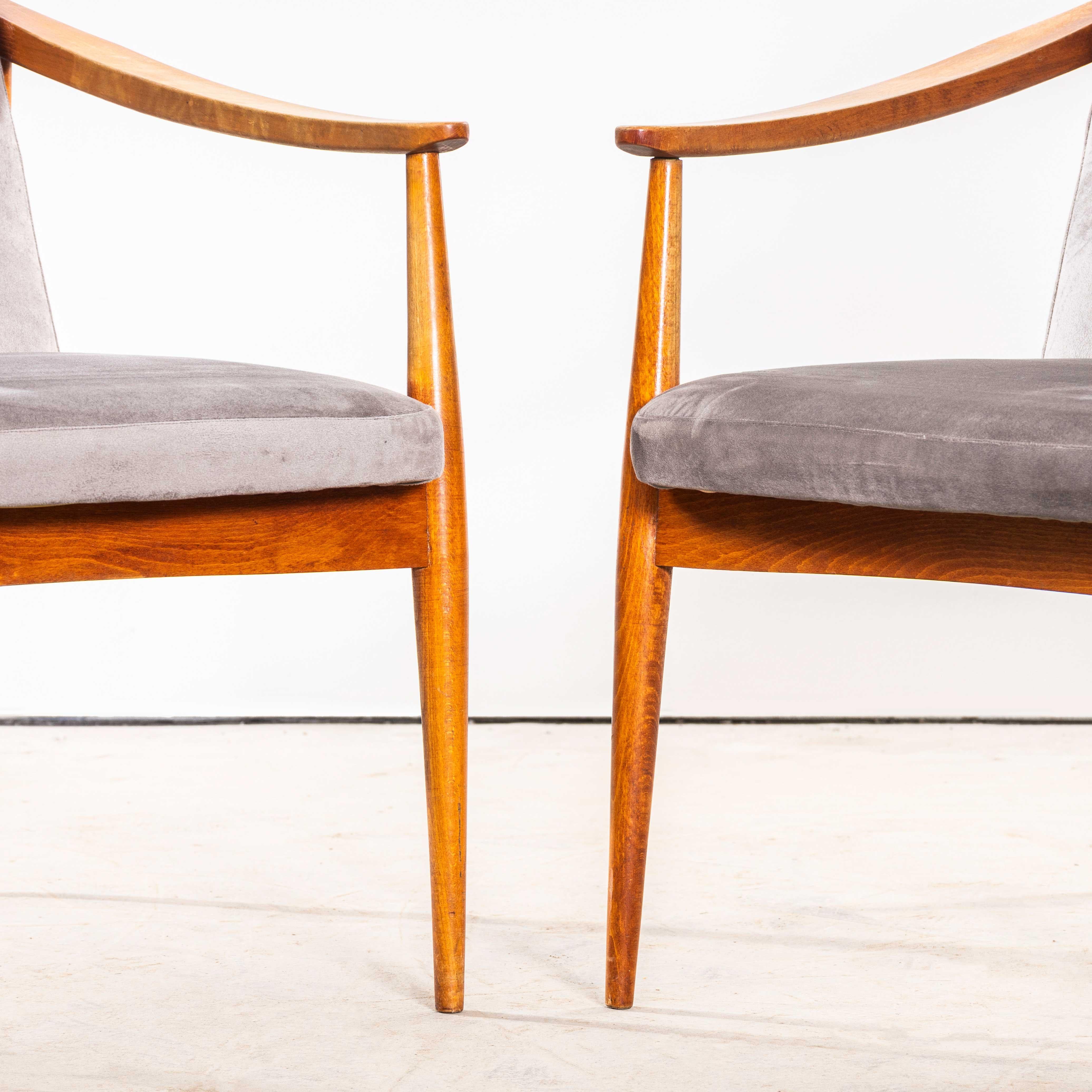 Sillones de mediados de los años 50 tapizados en gris claro con brazos rectos y parte superior en c Textil en venta