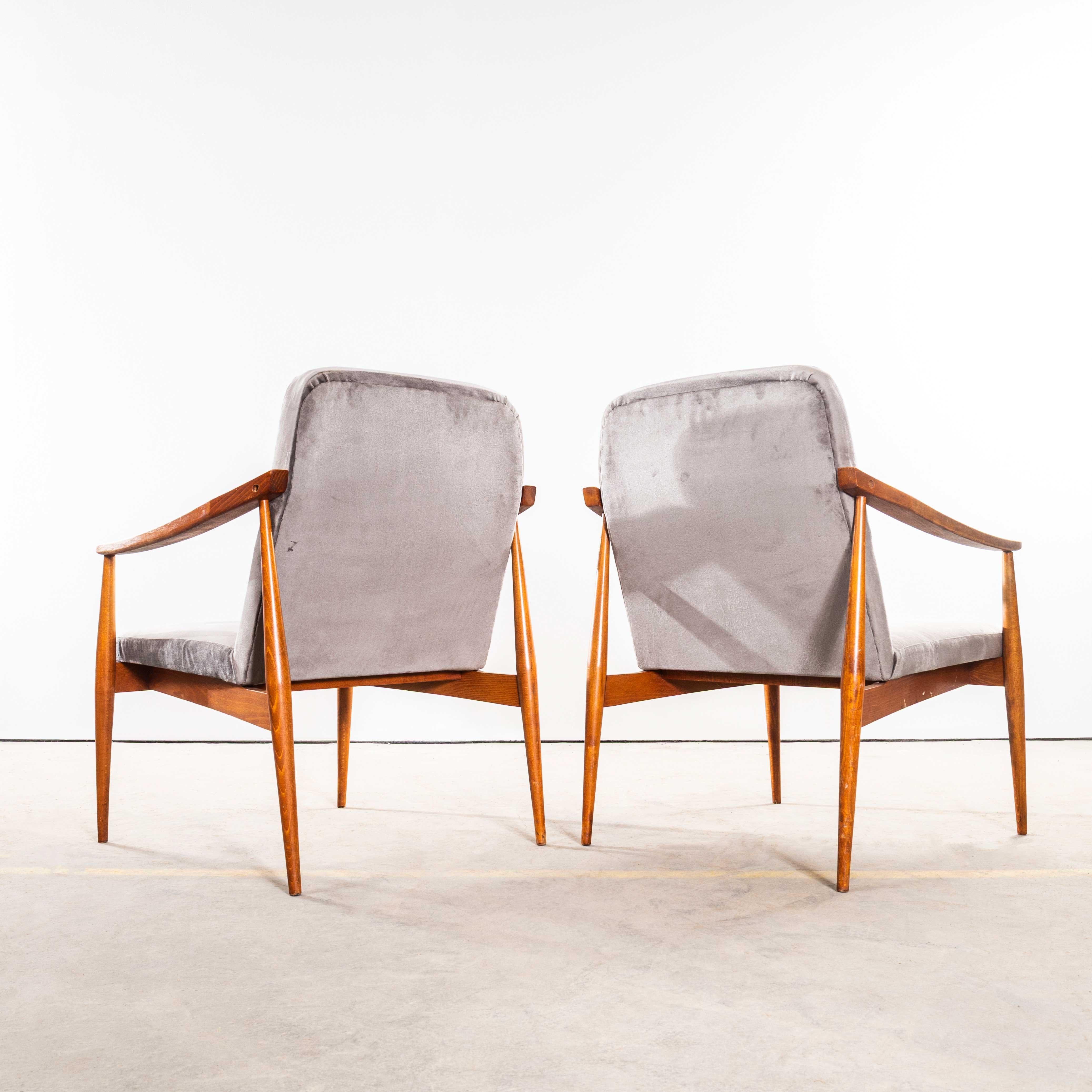Sillones de mediados de los años 50 tapizados en gris claro con brazos rectos y parte superior en c en venta 1