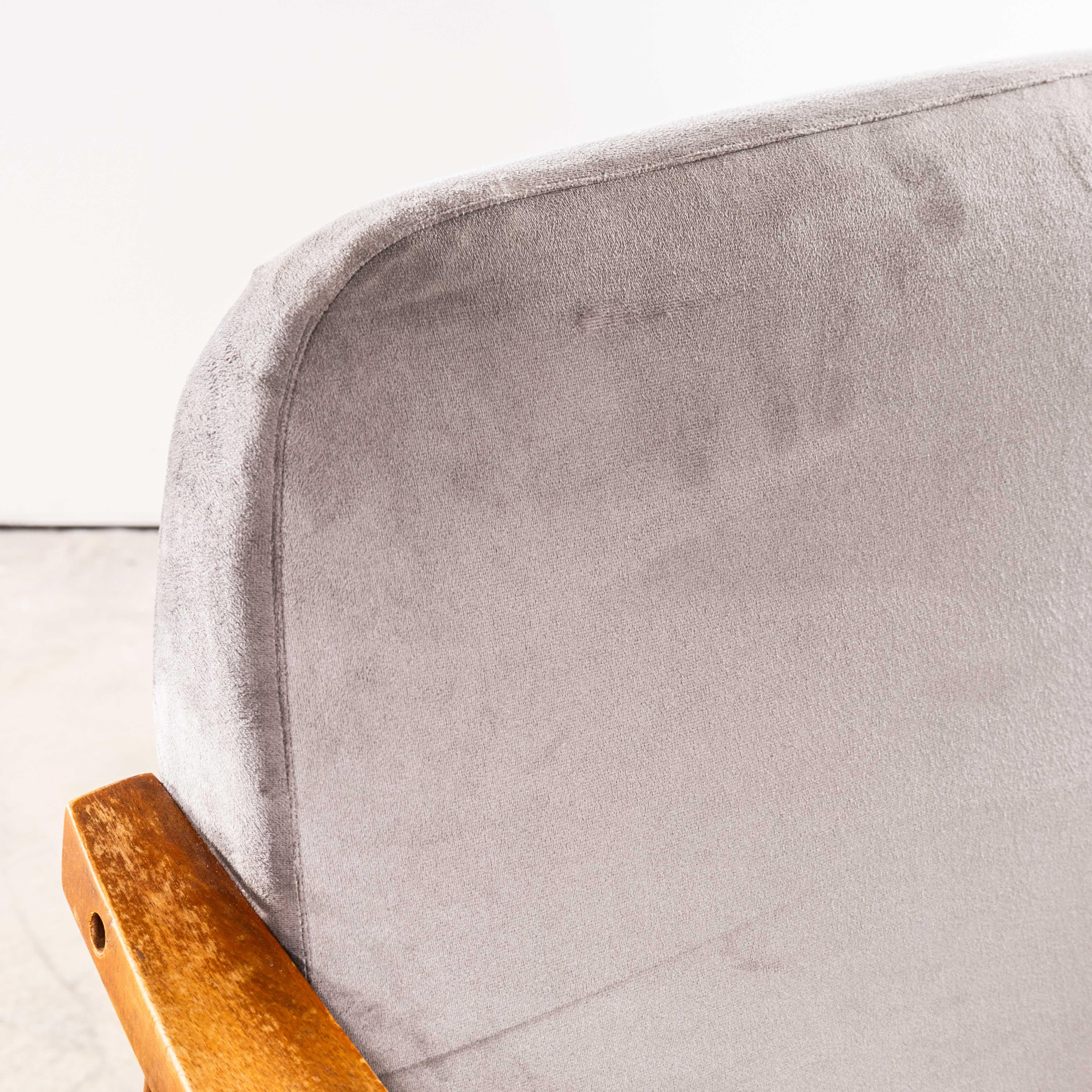 Sillones de mediados de los años 50 tapizados en gris claro con brazos rectos y parte superior en c en venta 2