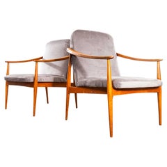 Sillones de mediados de los años 50 tapizados en gris claro con brazos rectos y parte superior en c