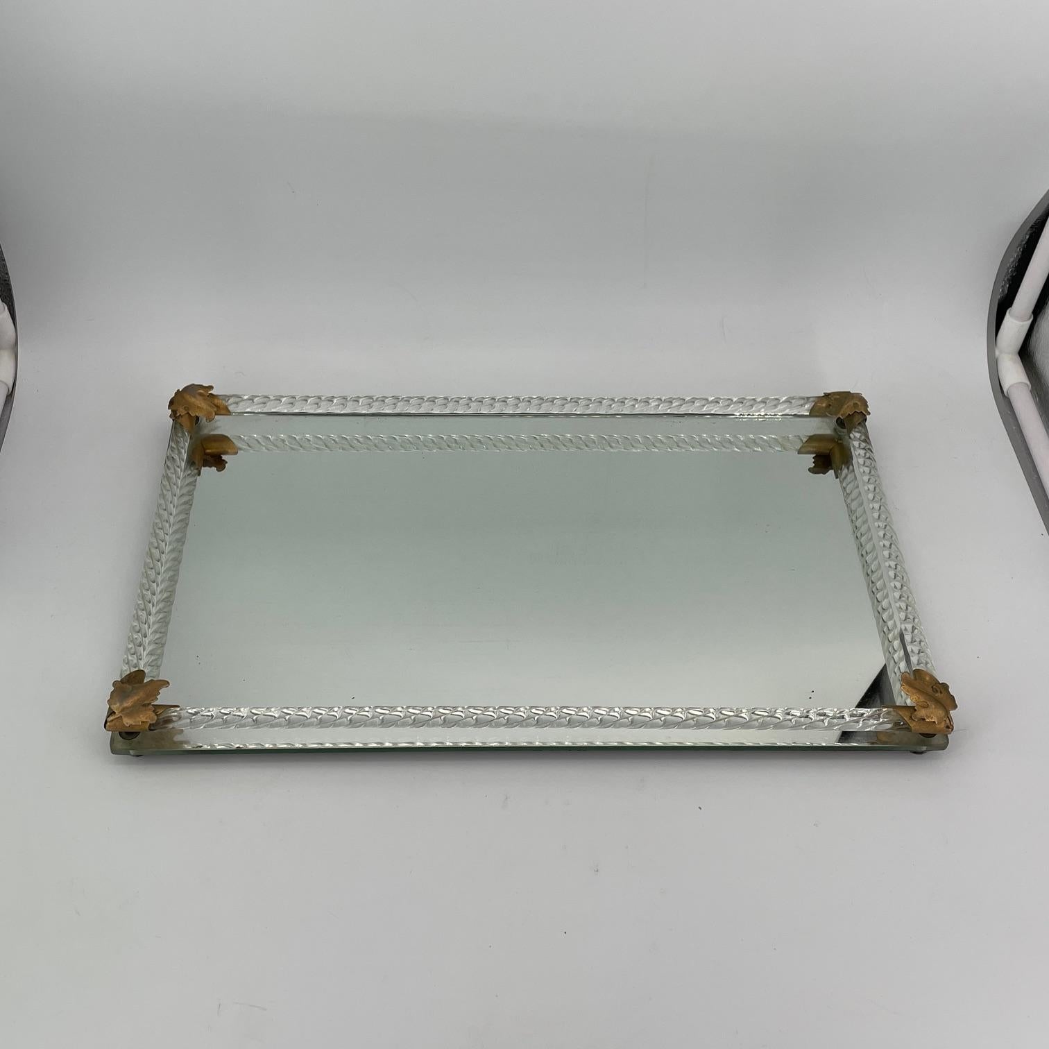 Vassoio a specchio per vanità in stile Art Deco, non firmato.  Cornice a cordoncino in stile Murano sul bordo del vassoio con angoli in ottone e ornamenti a forma di foglia. Presenta una normale usura leggera e graffi sulla superficie superiore del