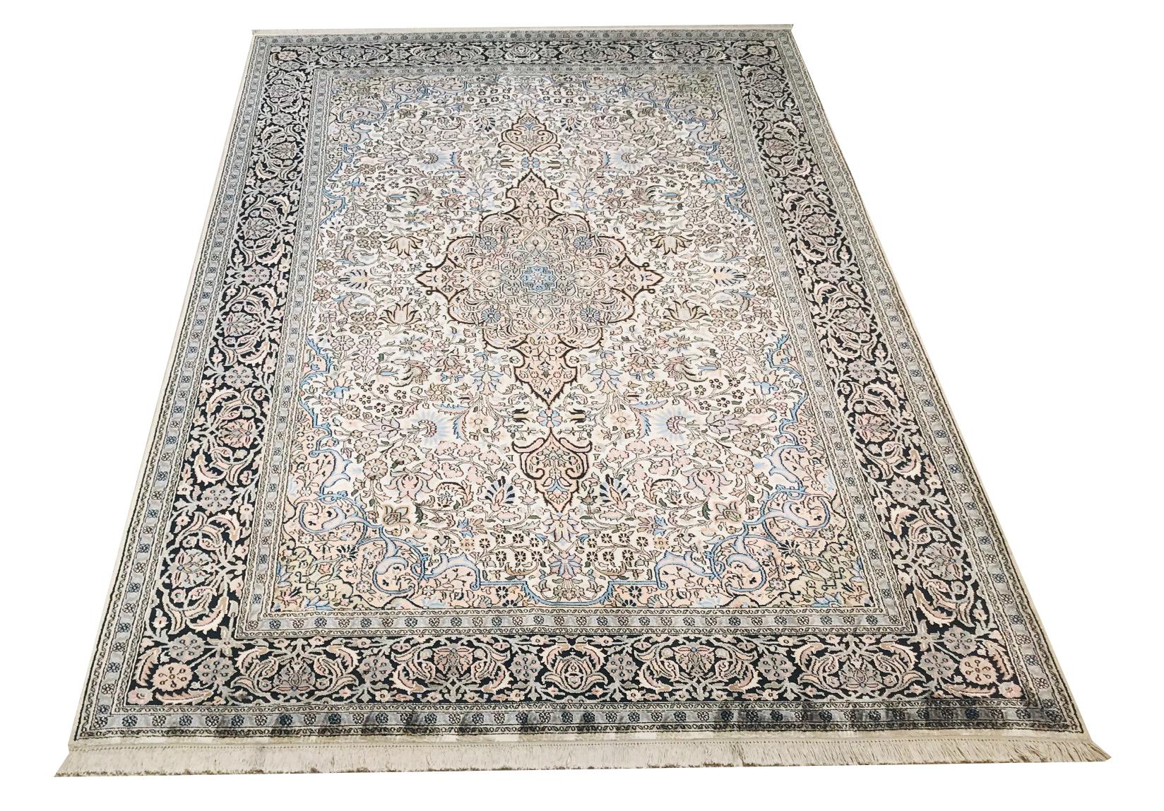 It is an Indian carpet, from the 20th century.
Hand knotted in silk, in soft colors of perfectly matched tones such as pale pink, light blue and black.
Ideal for where we want to give a touch of elegance.