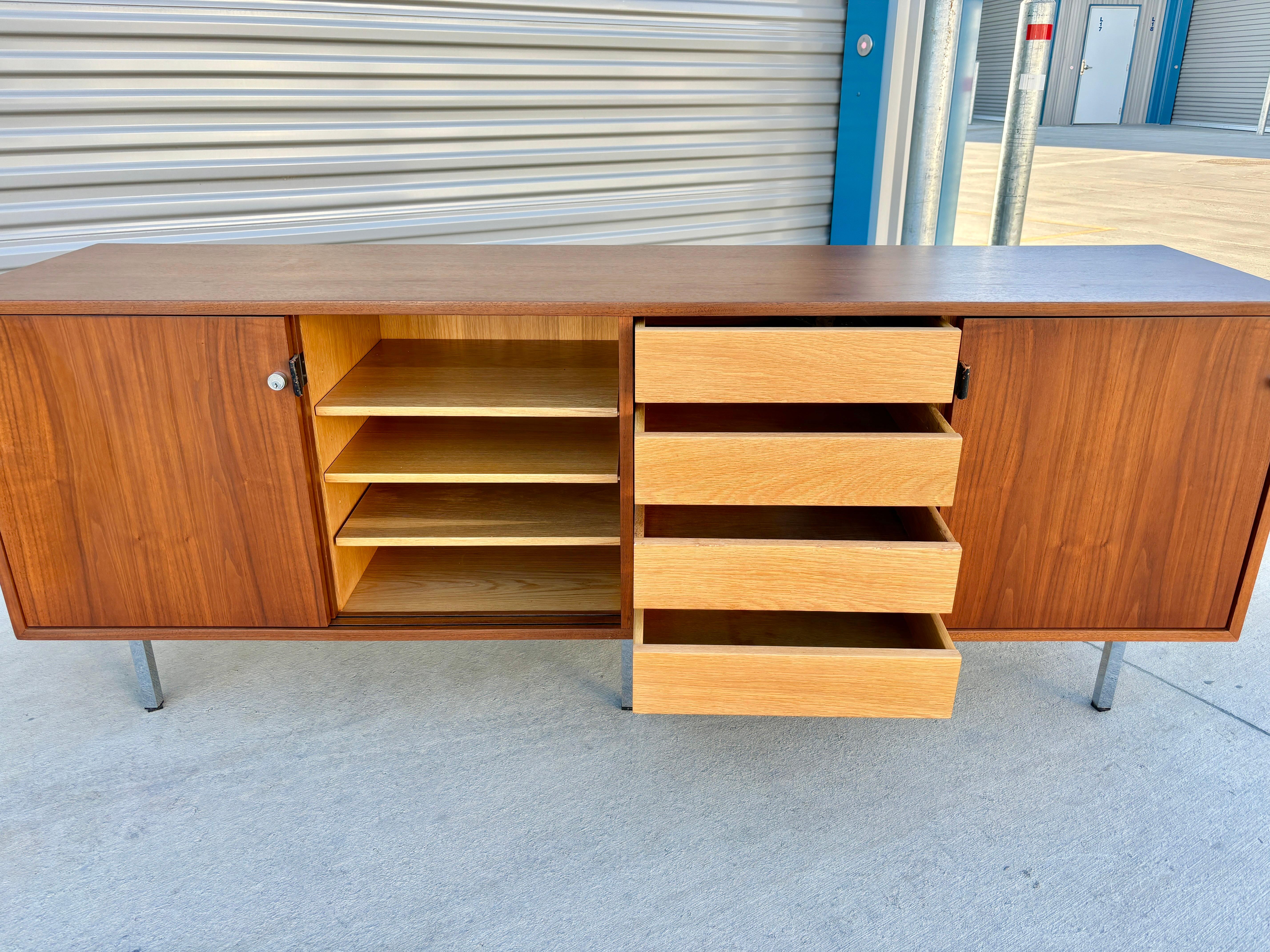 Crédence en noyer du milieu du siècle des années 1950 par Florence Knoll en vente 3