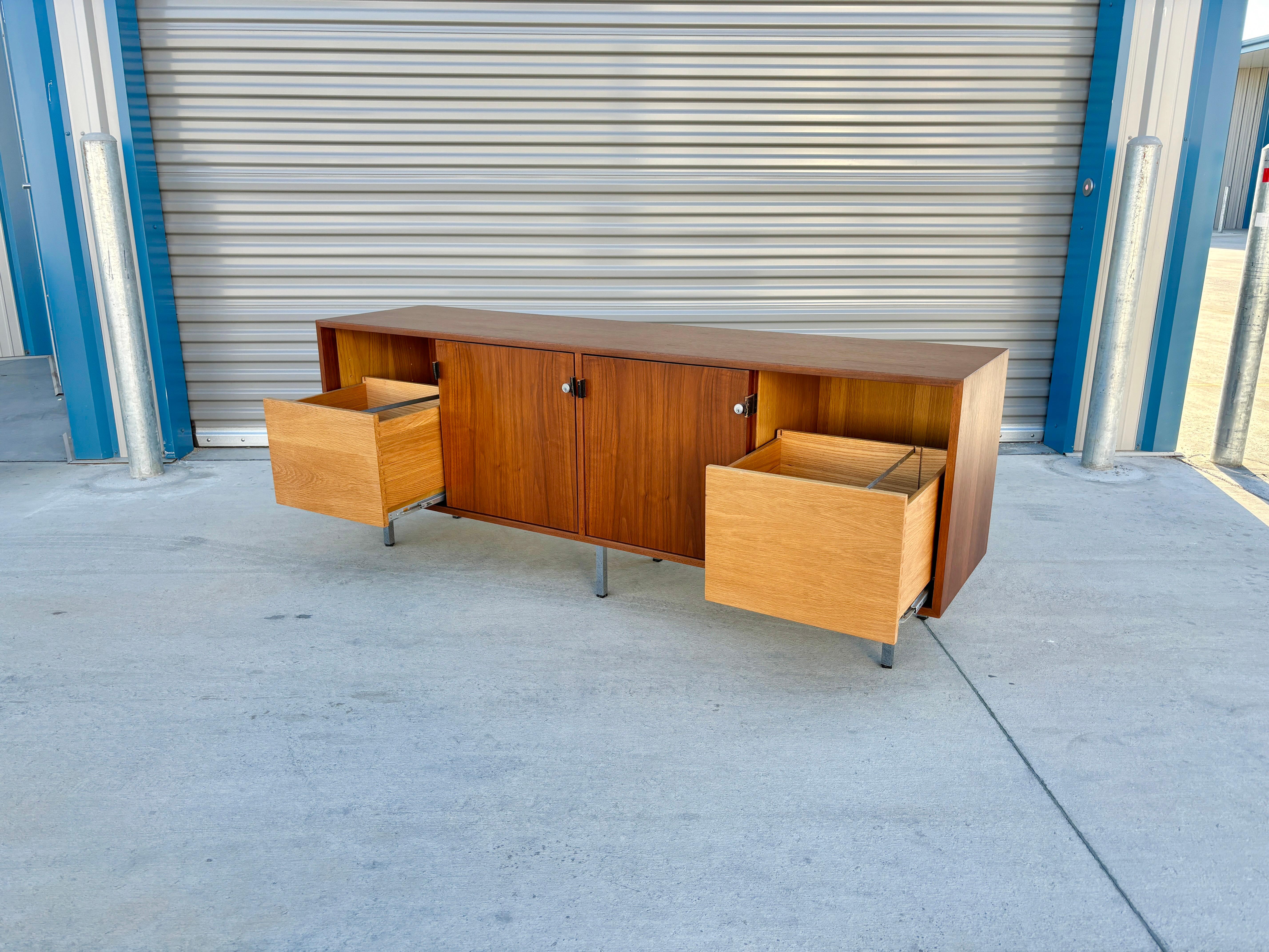 Crédence en noyer du milieu du siècle des années 1950 par Florence Knoll en vente 4
