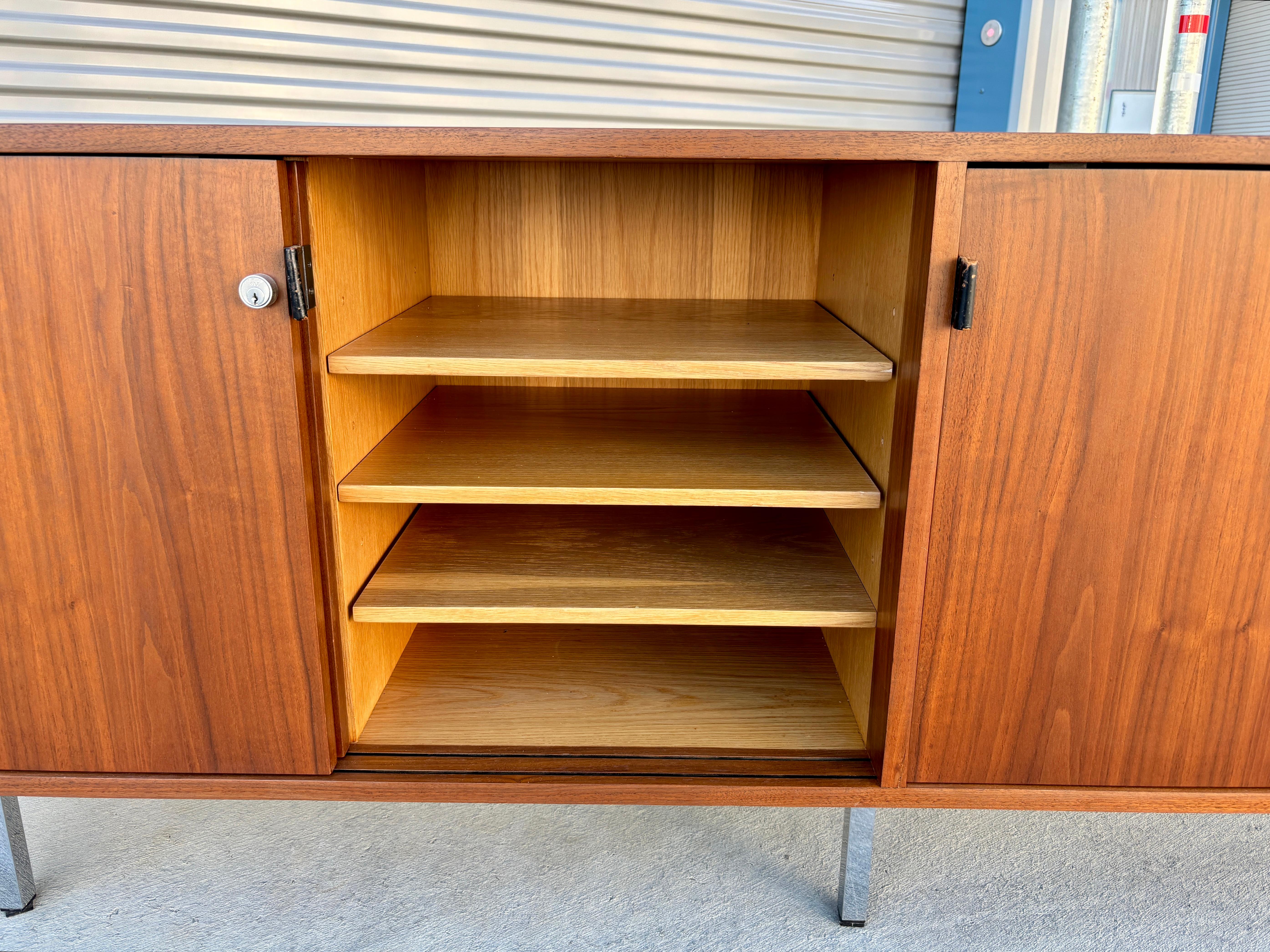 Crédence en noyer du milieu du siècle des années 1950 par Florence Knoll en vente 6