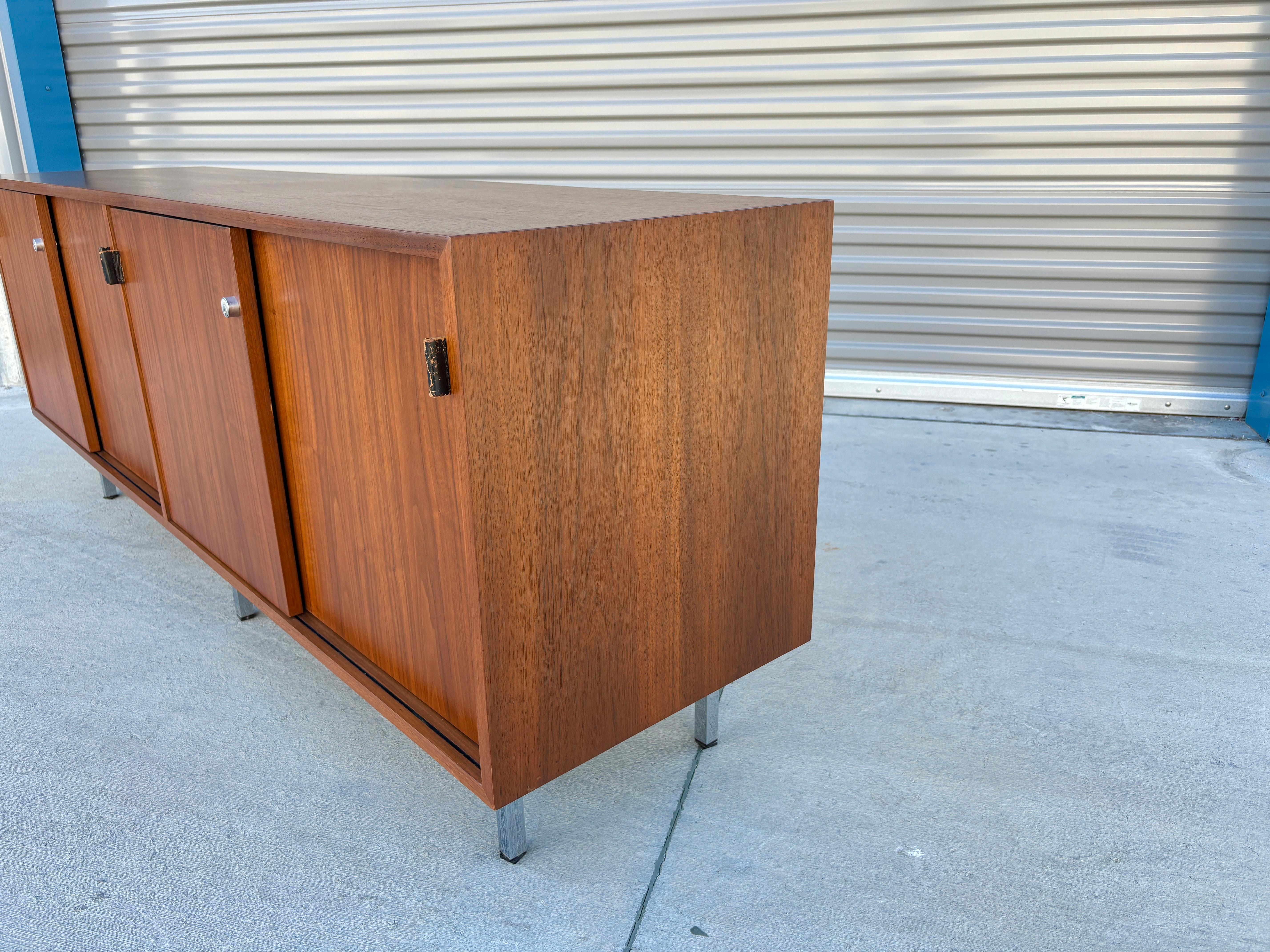 Crédence en noyer du milieu du siècle des années 1950 par Florence Knoll en vente 7