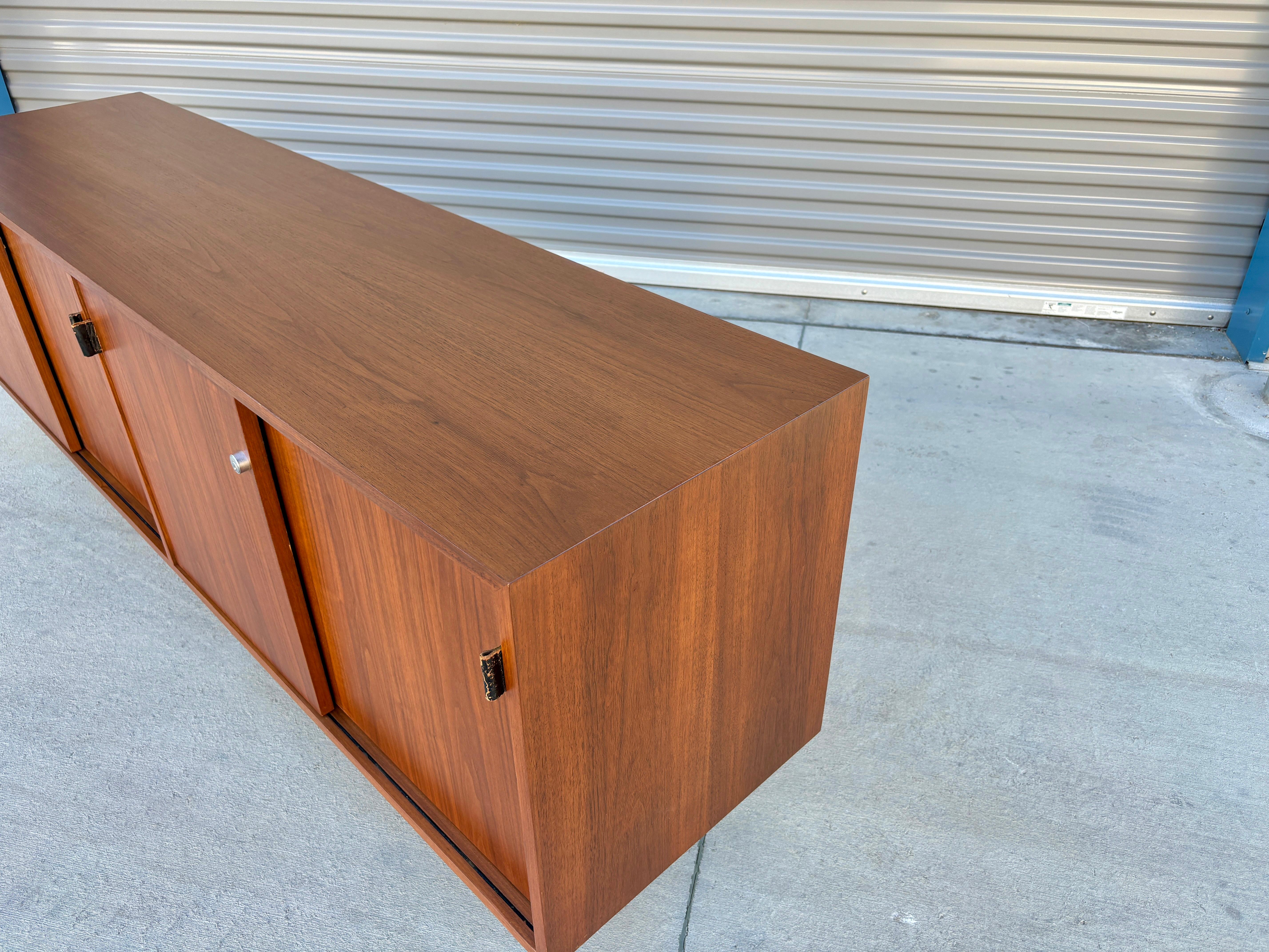 Crédence en noyer du milieu du siècle des années 1950 par Florence Knoll en vente 8