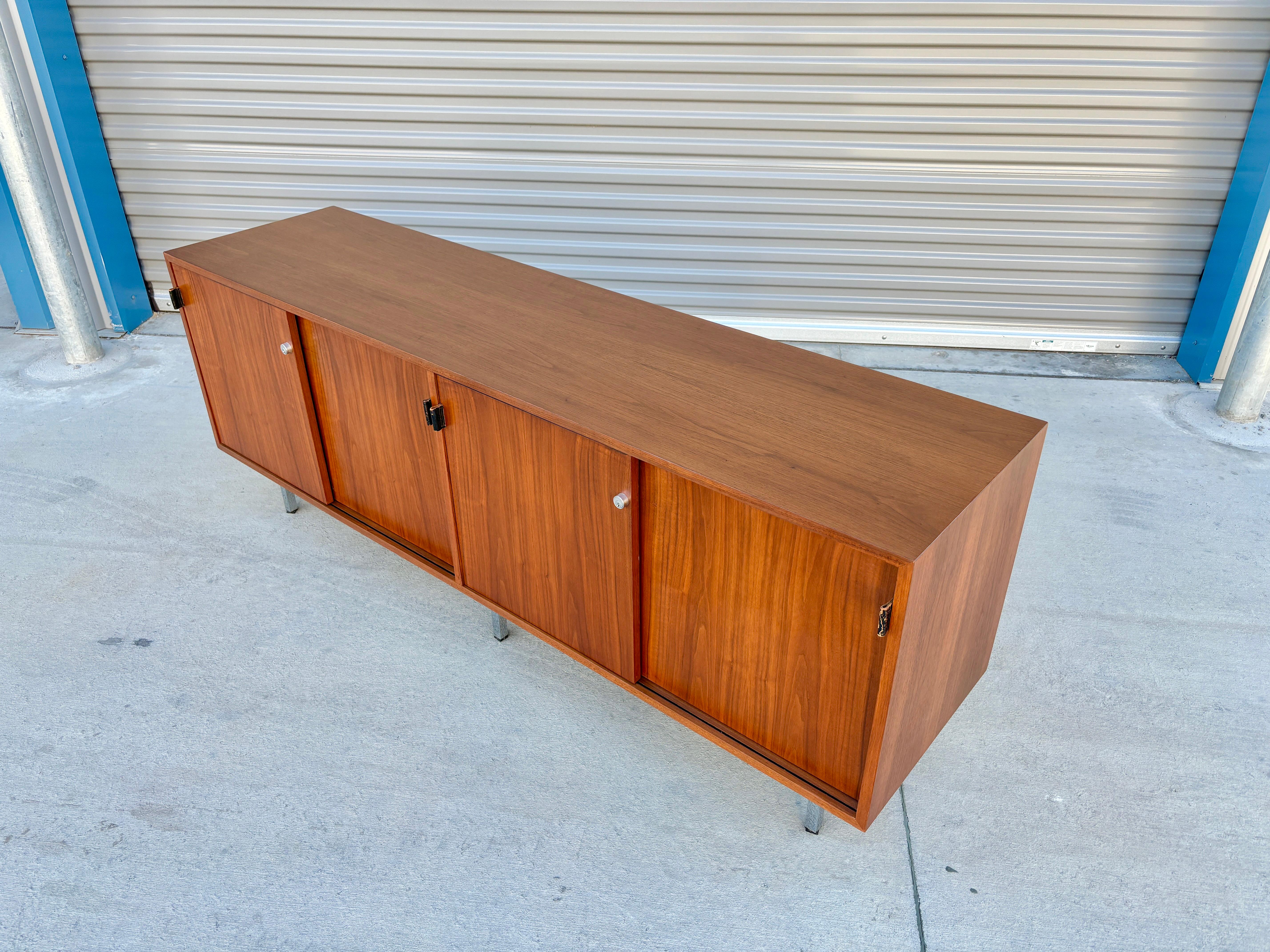 Crédence en noyer du milieu du siècle des années 1950 par Florence Knoll en vente 9