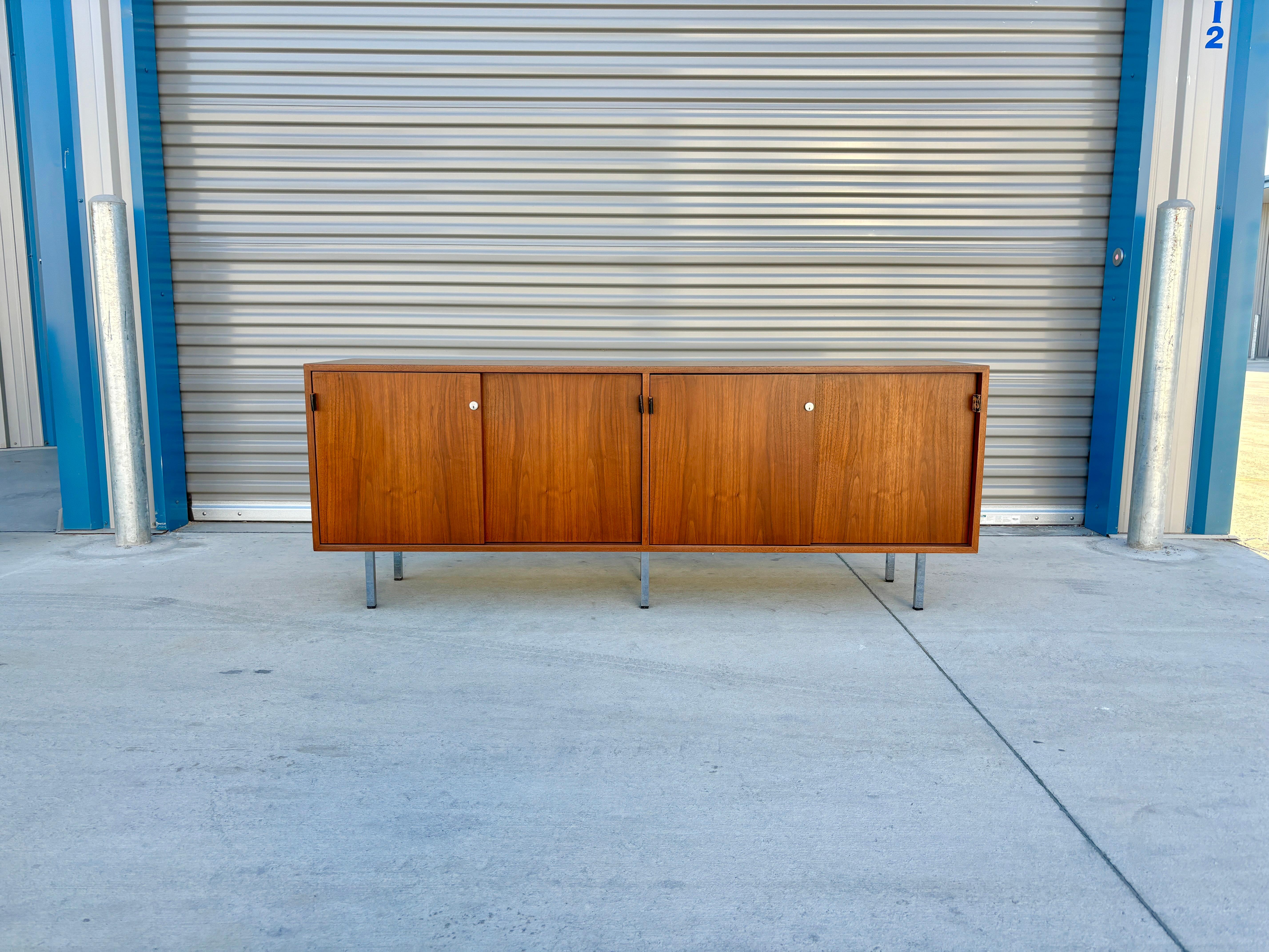 Mid-Century Modern Crédence en noyer du milieu du siècle des années 1950 par Florence Knoll en vente