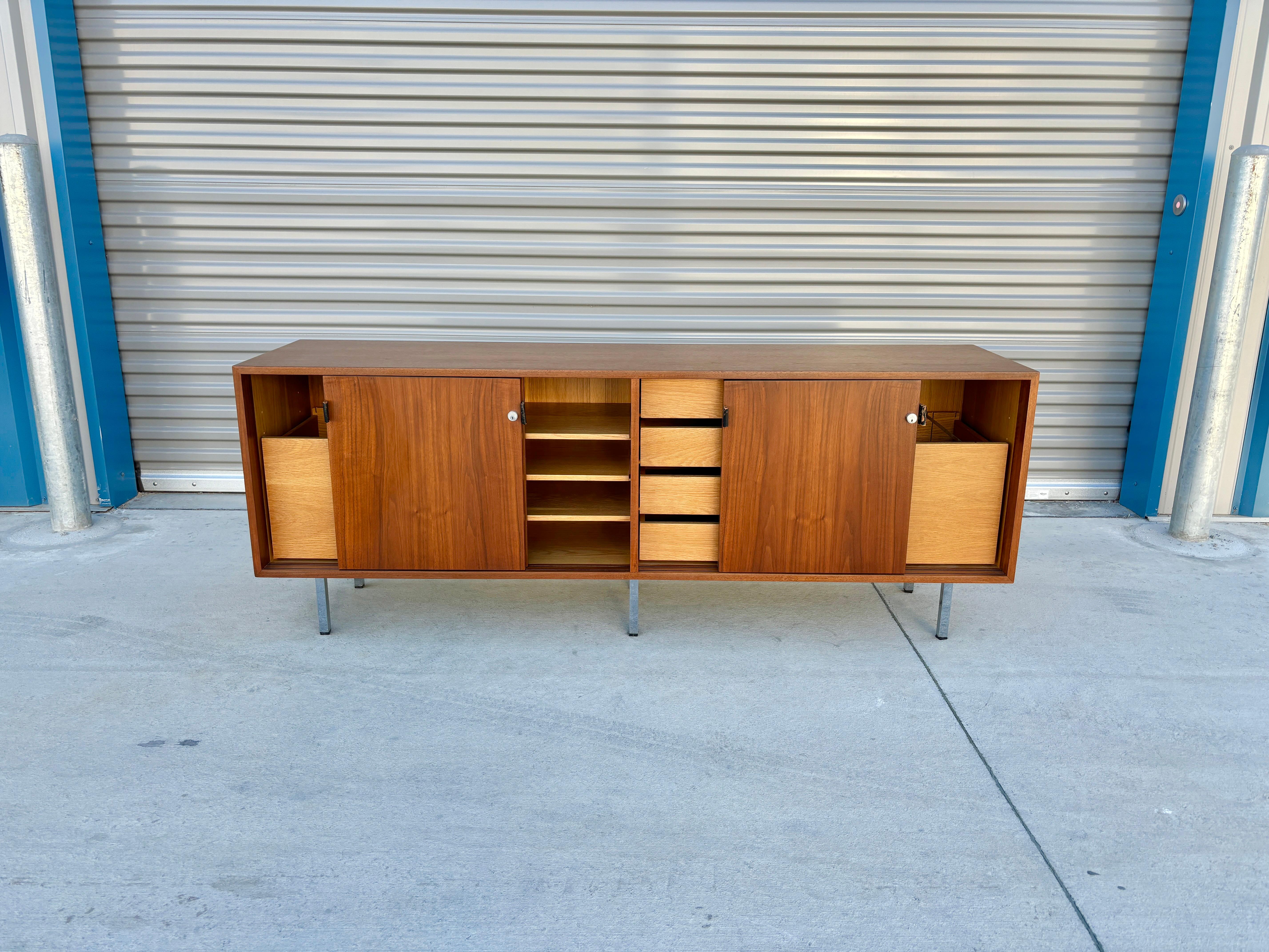 Américain Crédence en noyer du milieu du siècle des années 1950 par Florence Knoll en vente