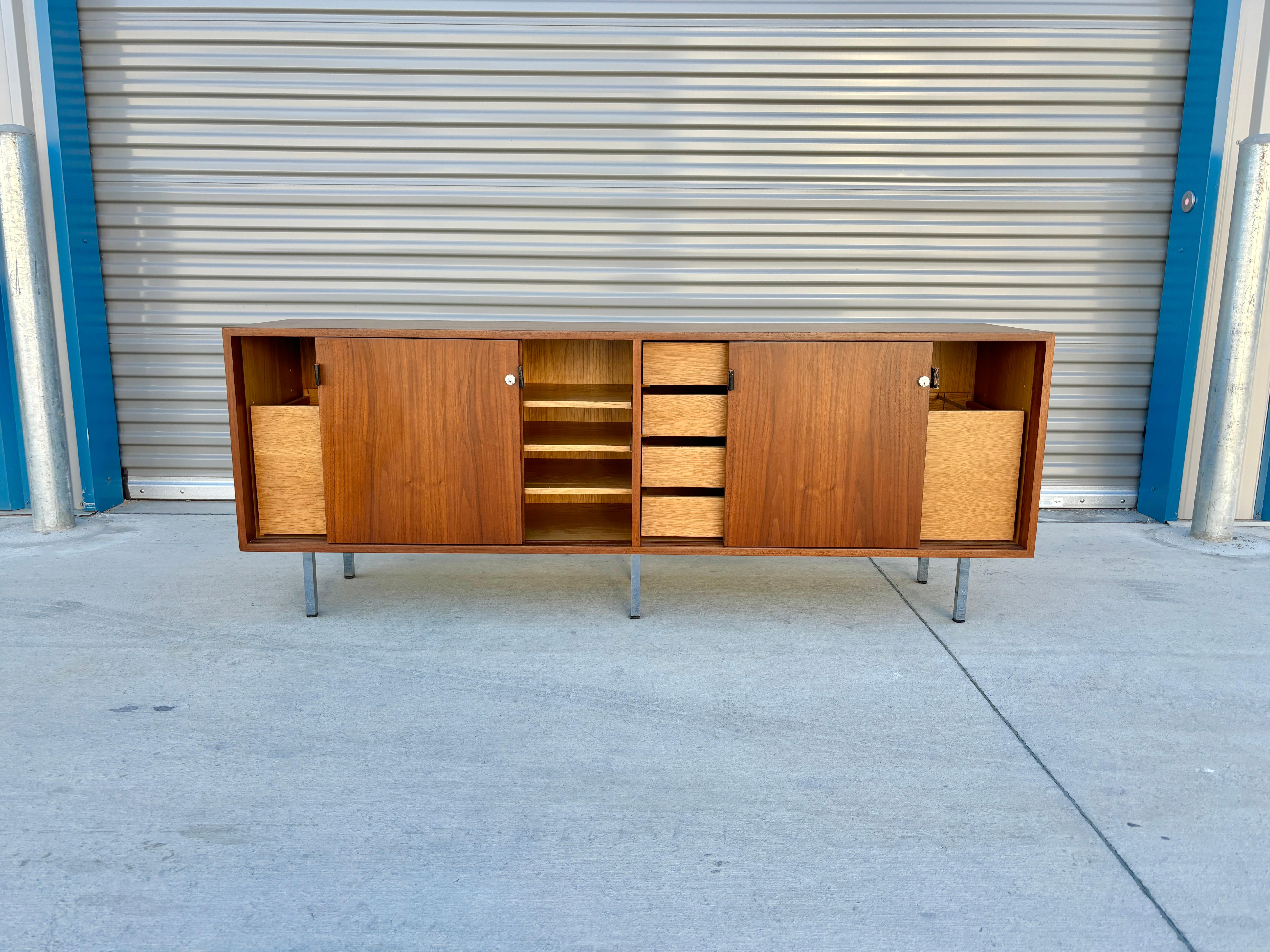 Crédence en noyer du milieu du siècle des années 1950 par Florence Knoll Bon état - En vente à North Hollywood, CA