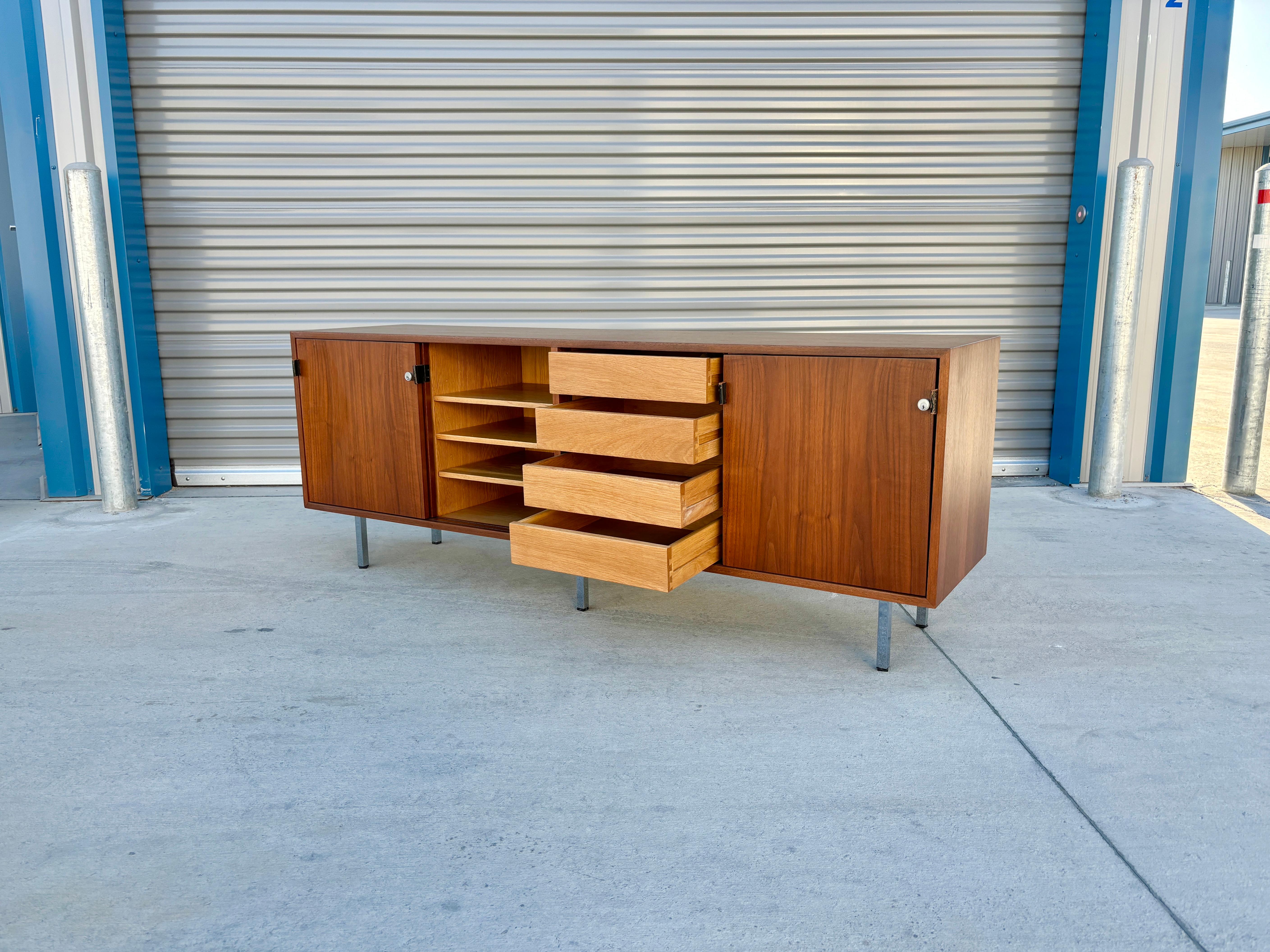 Crédence en noyer du milieu du siècle des années 1950 par Florence Knoll en vente 2