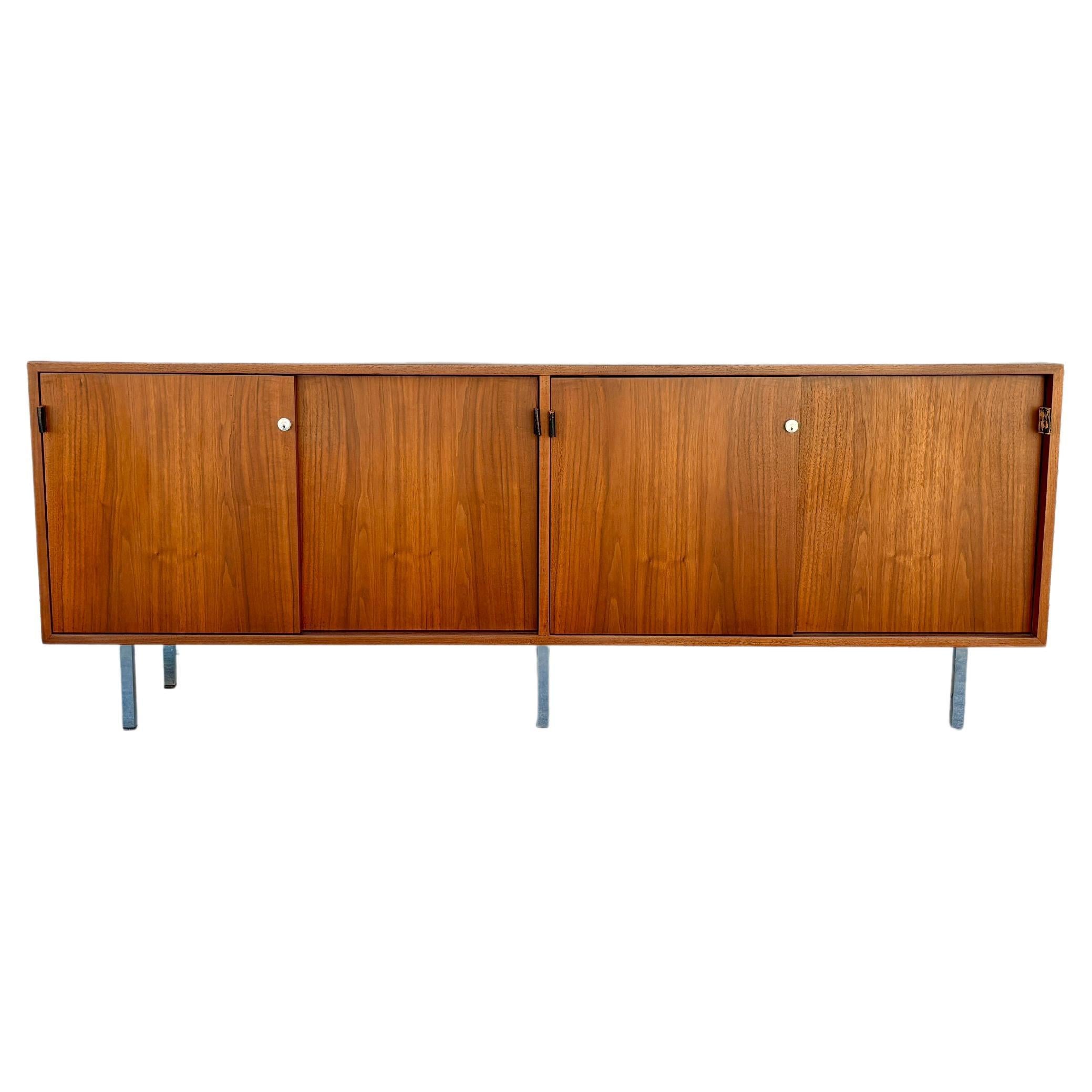 Crédence en noyer du milieu du siècle des années 1950 par Florence Knoll