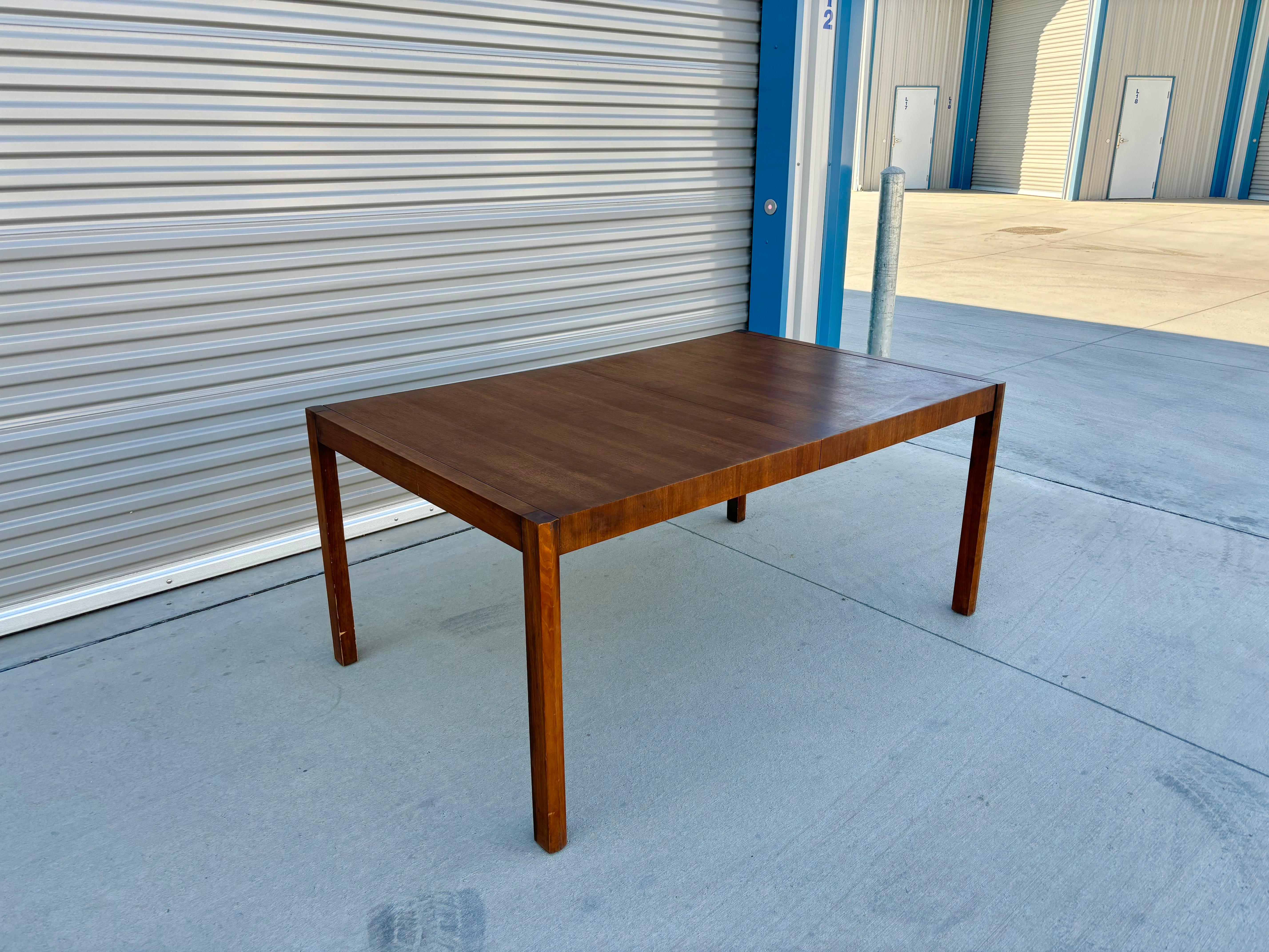 1950s Mid Century Walnut Dining Table In Good Condition For Sale In North Hollywood, CA