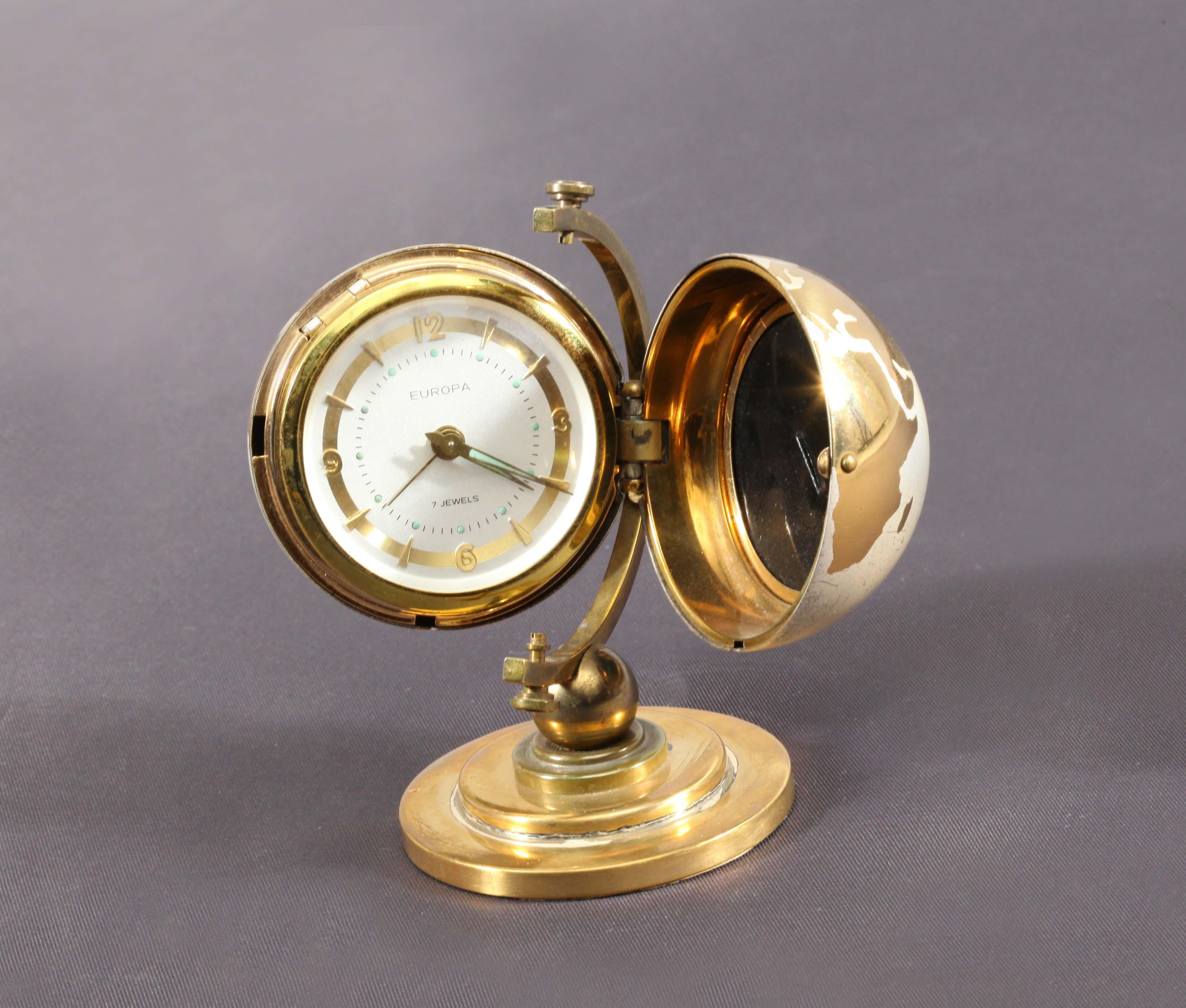 A beautiful modernist world globe brass desk clock with alarm from the 1950s. Executed by Europa, Germany. The clock has a manual winding movement and works excellently. In very good condition with nice patina.