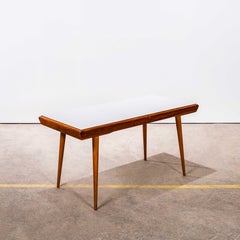 Table d'appoint rectangulaire jaune des années 1950 (milieu du siècle) - Interieur Praha