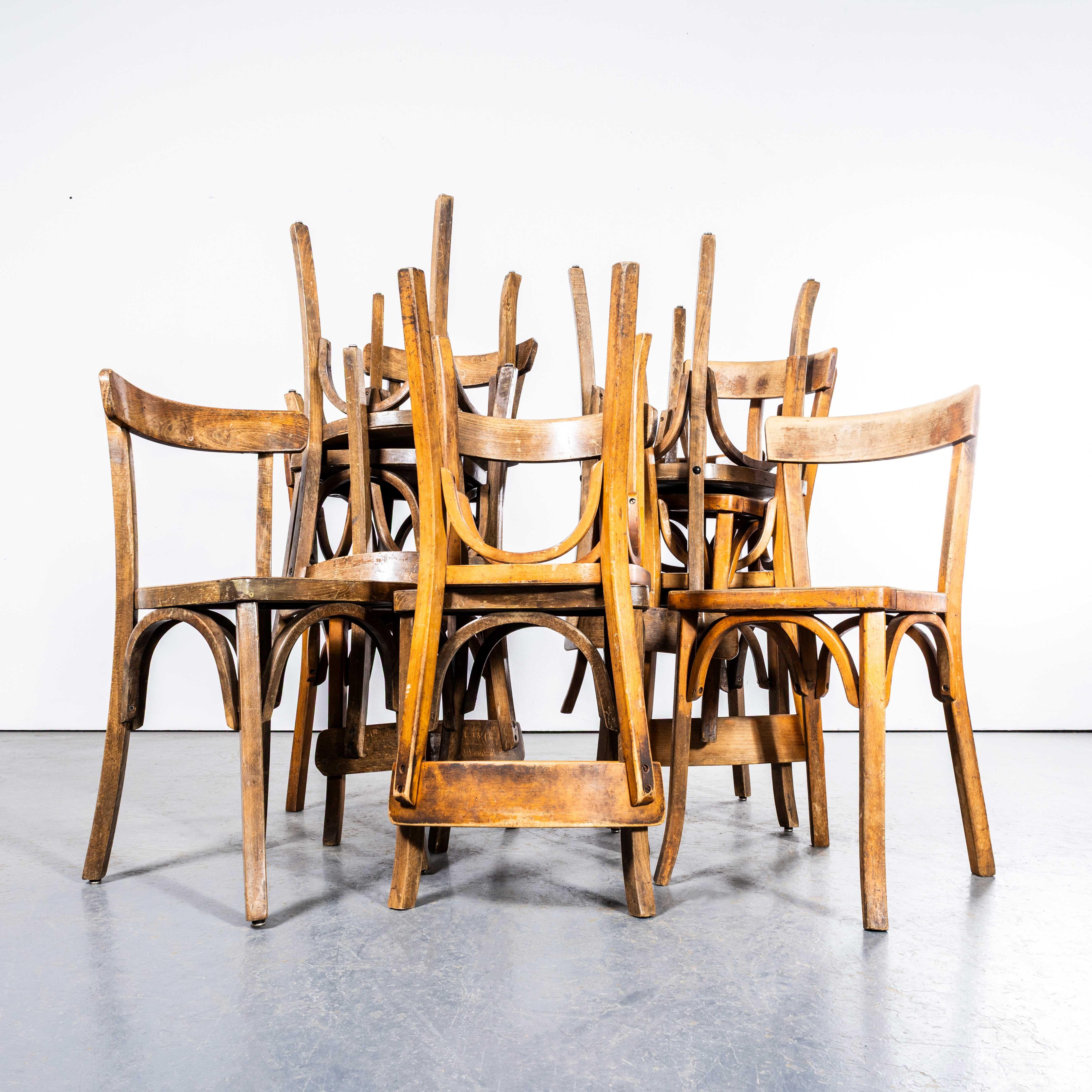 Silla de comedor francesa de barra simple de roble de mediados de los años 50. Buen lote honesto de sillas clásicas francesas de bar individuales utilizadas en toda Francia en Cafés y restaurantes. El lote es una mezcla de sillas Baumann y Fischel,