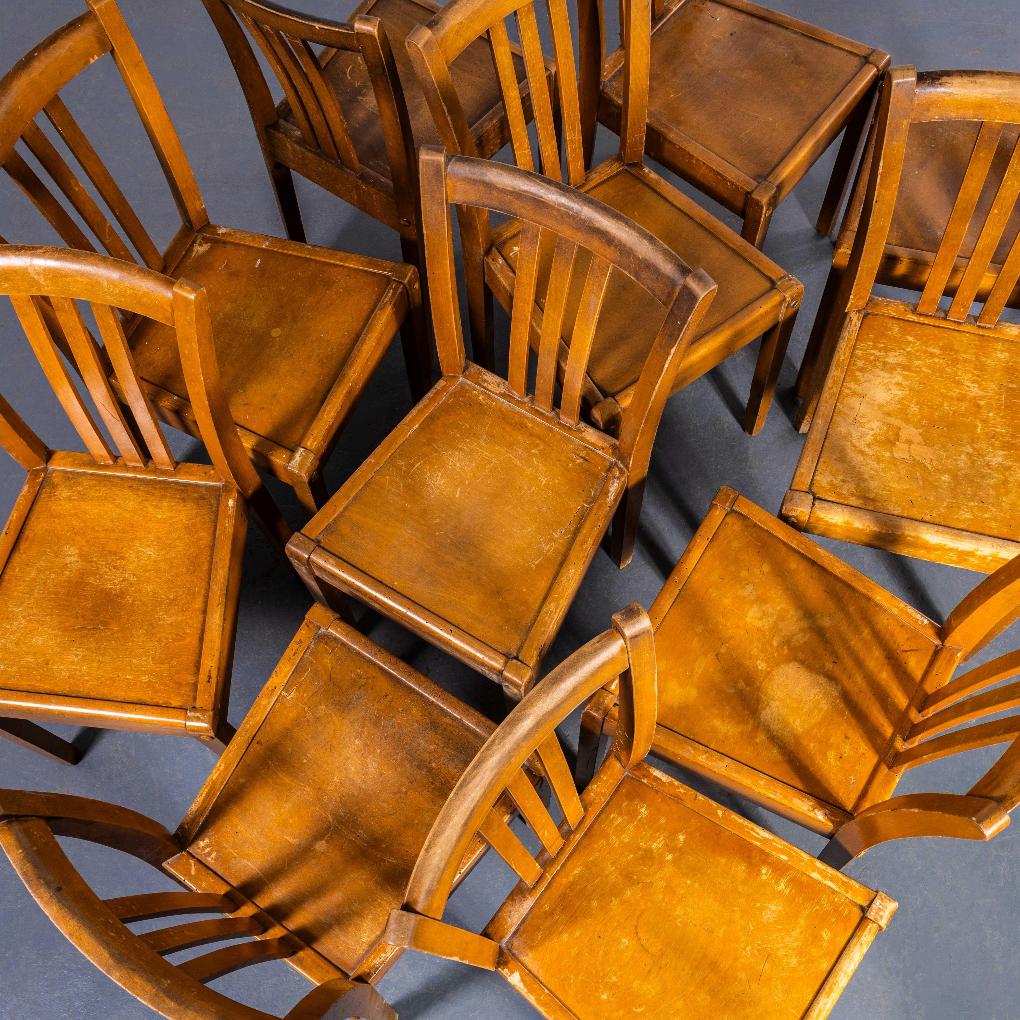 1950's Mid Oak Stella Dining Chairs With Flat Angular Seat - Set Of Eleven. 

Stella ist ein weniger bekannter französischer Stuhlhersteller, der ursprünglich 1912 als Auriol Company gegründet wurde und Schubkarren herstellte. 1922 nutzte Léon