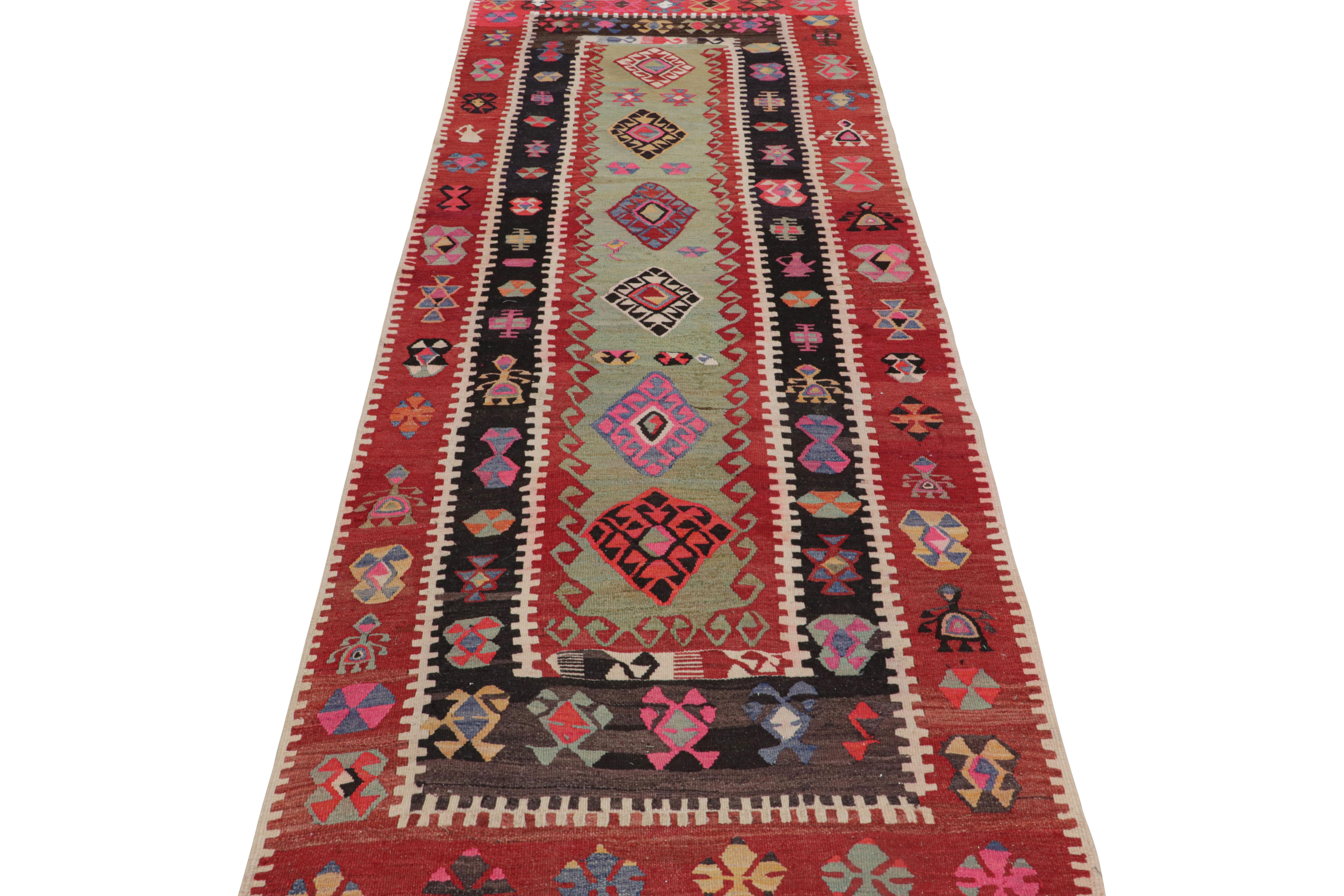 1950er Jahre Midcentury Anatolischer Teppich Rot Grün Vintage Stammeskunst Läufer von Teppich & Kelim (Türkisch) im Angebot