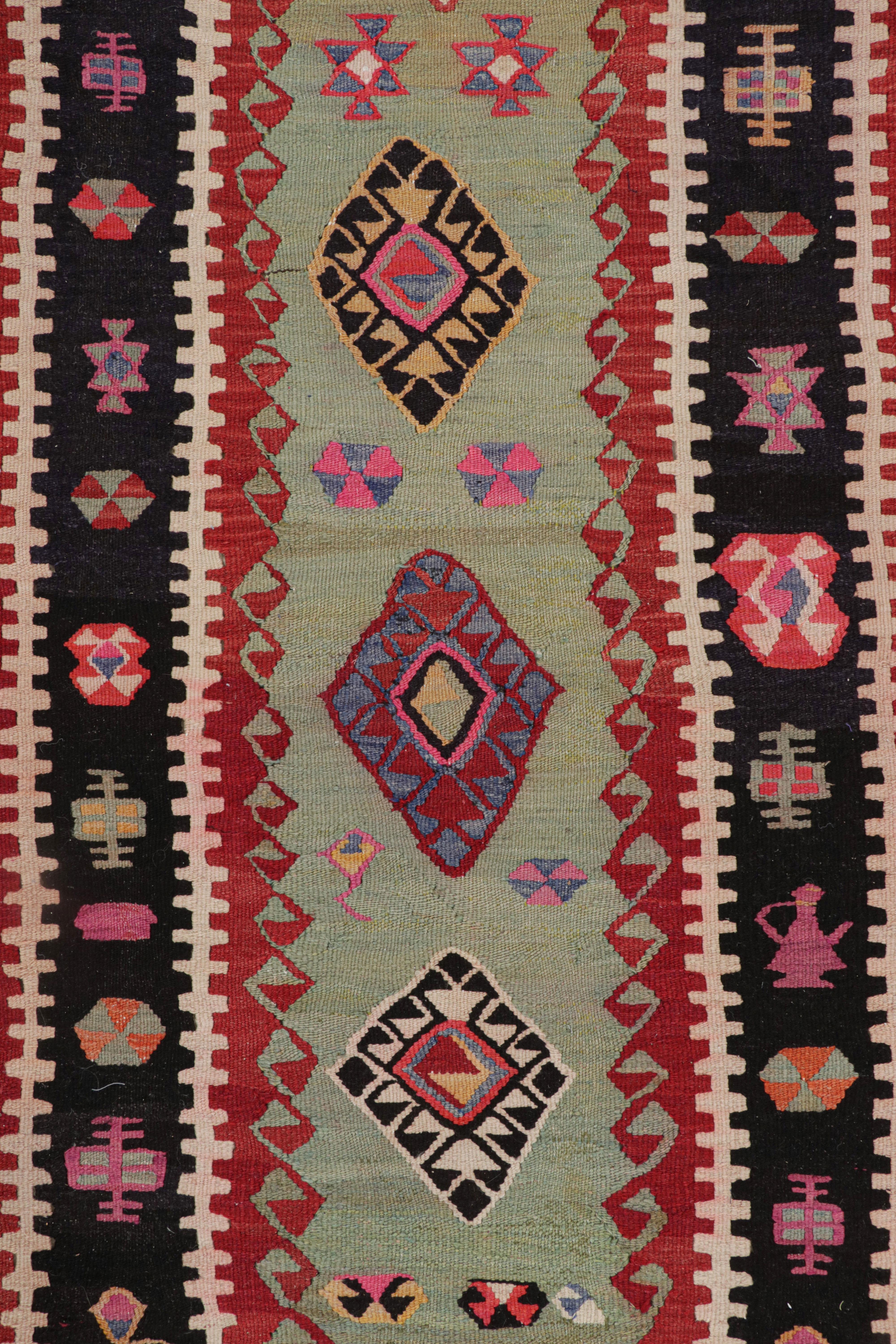 1950er Jahre Midcentury Anatolischer Teppich Rot Grün Vintage Stammeskunst Läufer von Teppich & Kelim (Handgeknüpft) im Angebot