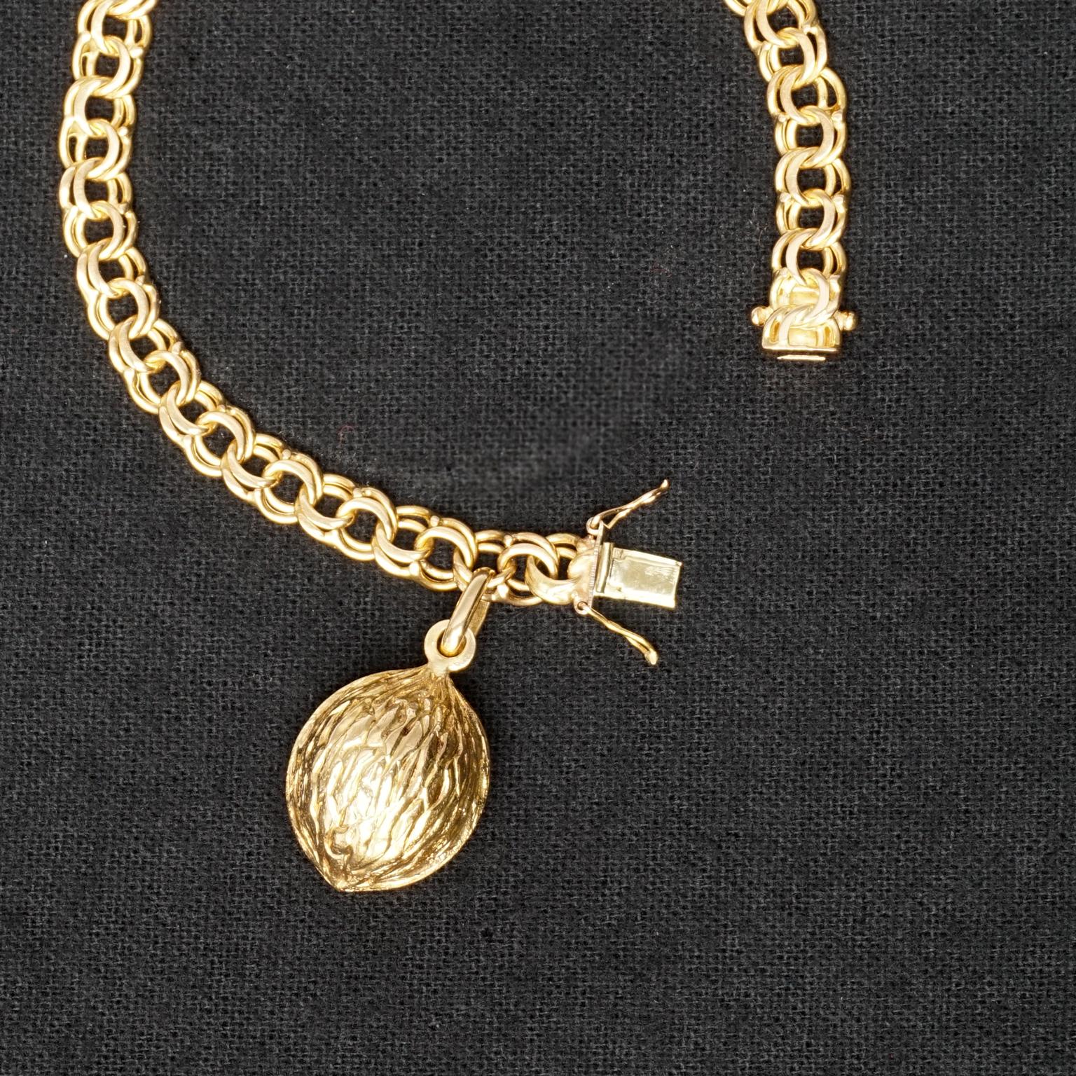 1950s Midcentury Classic Double Link 18-Karat Gold Charm Bracelet with Nut Charm In Good Condition For Sale In Haarlem, NL