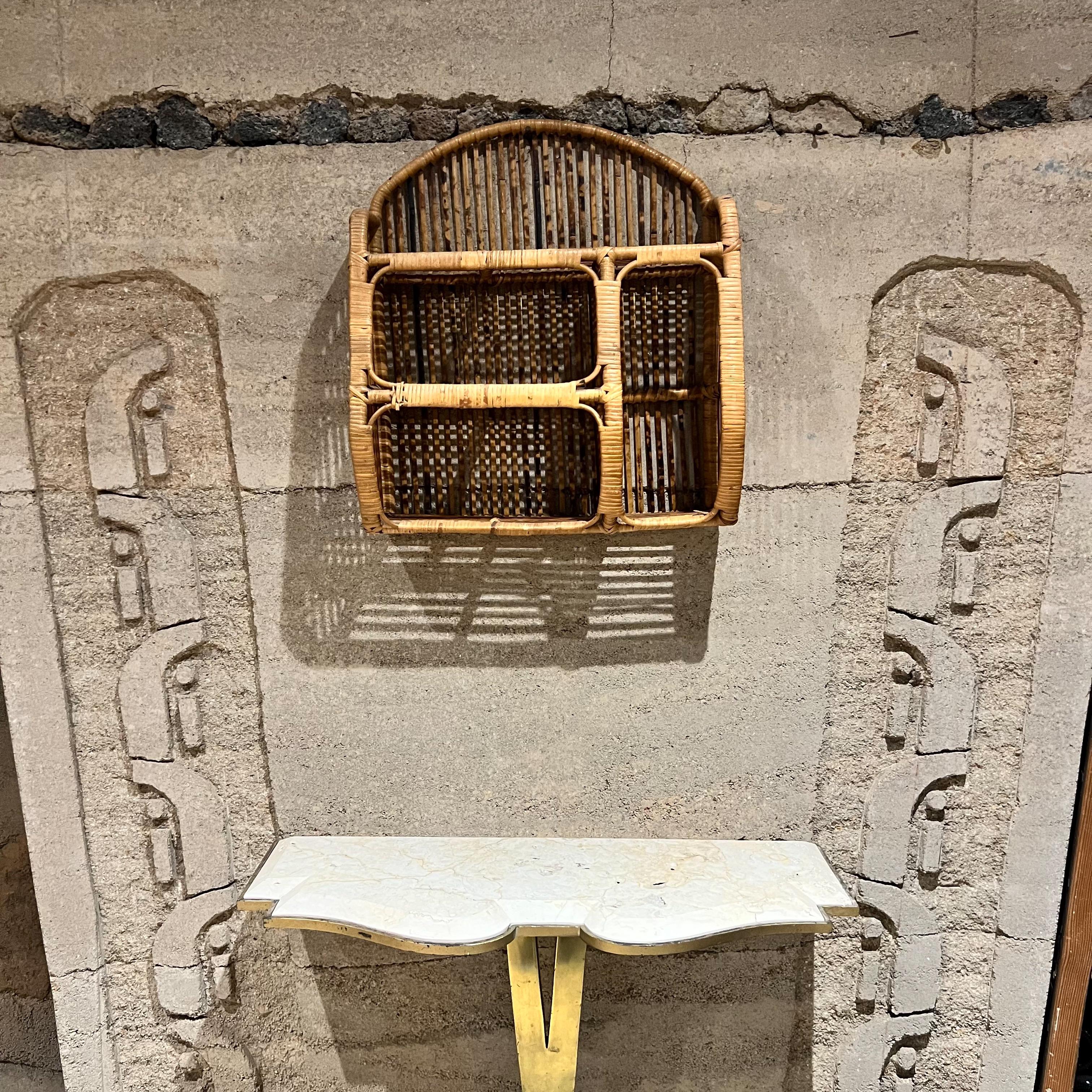 AMBIANIC presenta
Scaffale da parete in rattan francese del 1950 Cubby
Patina originale. 
21,5 H. x 7,75 P. x 18,75 L.
Condizioni originali d'epoca non restaurate.
Fare riferimento alle immagini.