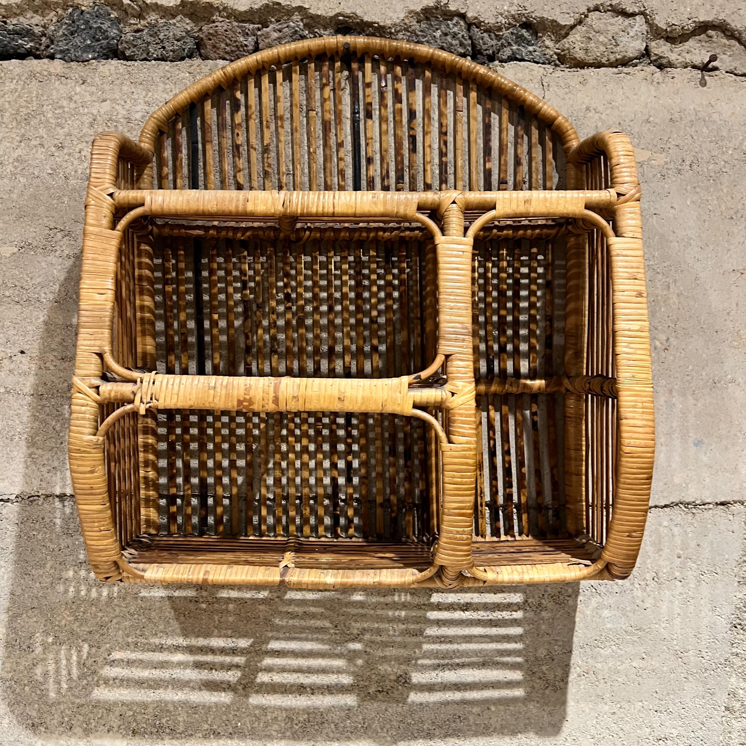 Mid-Century moderno Scaffale da parete in rattan francese del 1950 Cubby in vendita