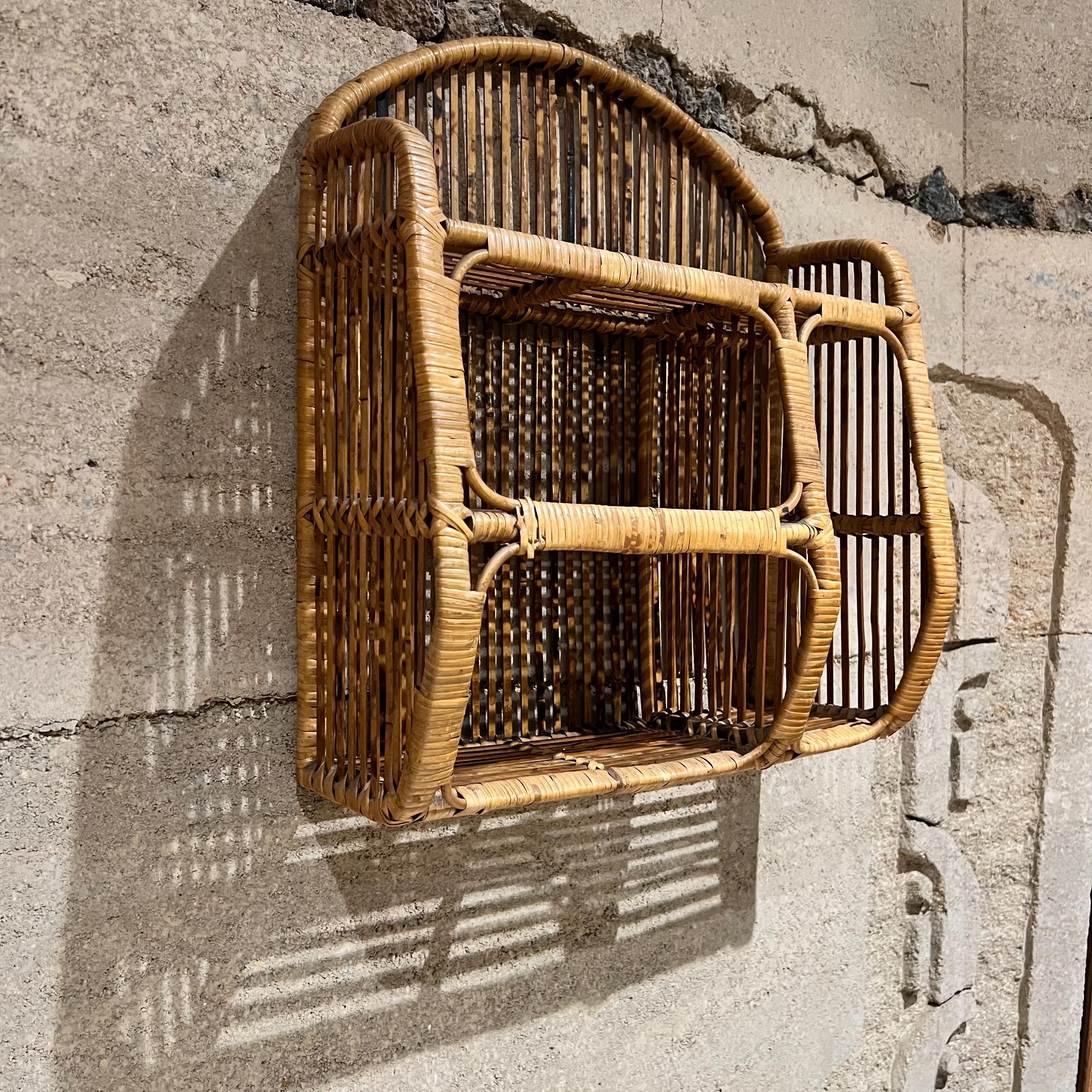 Francese Scaffale da parete in rattan francese del 1950 Cubby in vendita