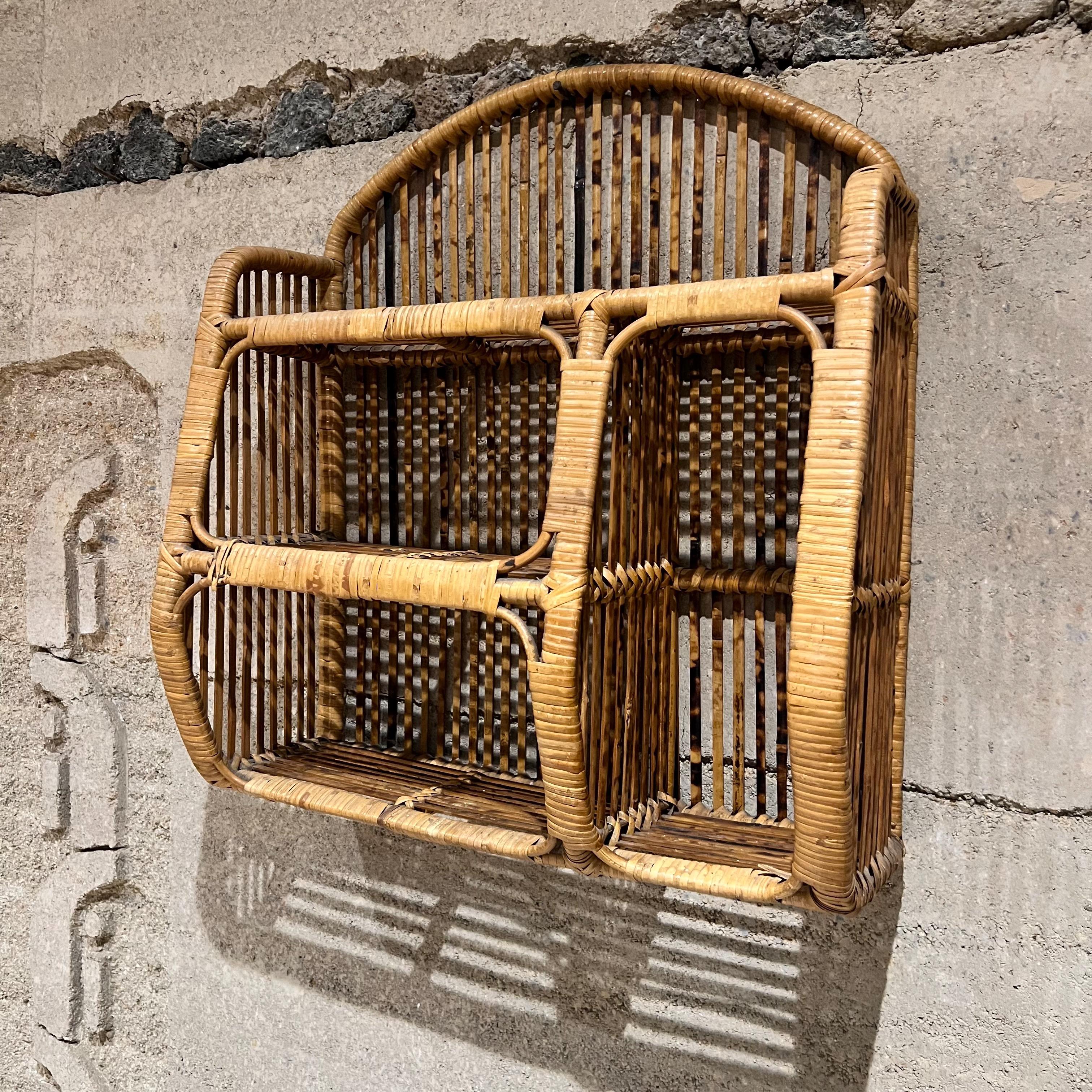 Scaffale da parete in rattan francese del 1950 Cubby In condizioni buone in vendita a Chula Vista, CA