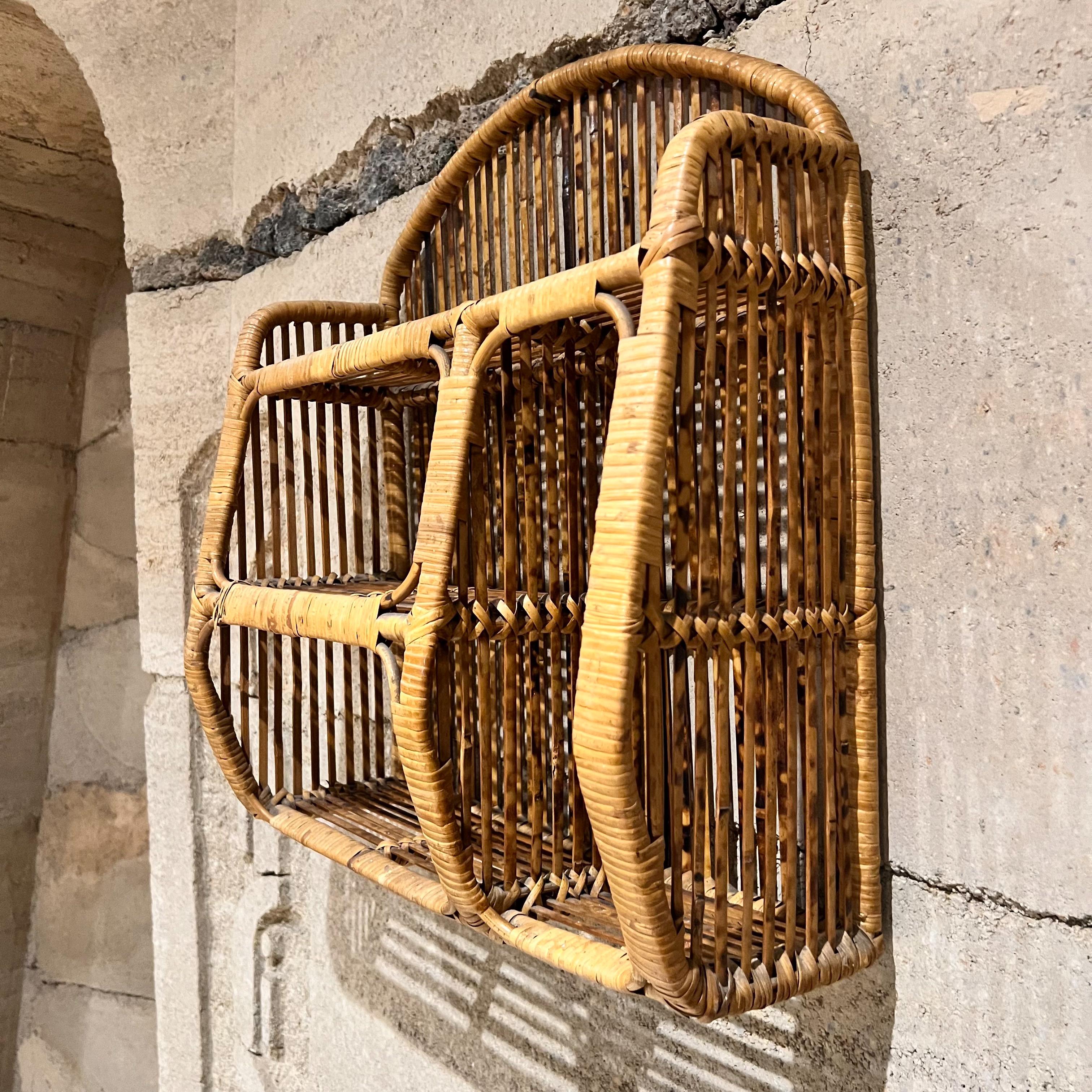Metà XX secolo Scaffale da parete in rattan francese del 1950 Cubby in vendita