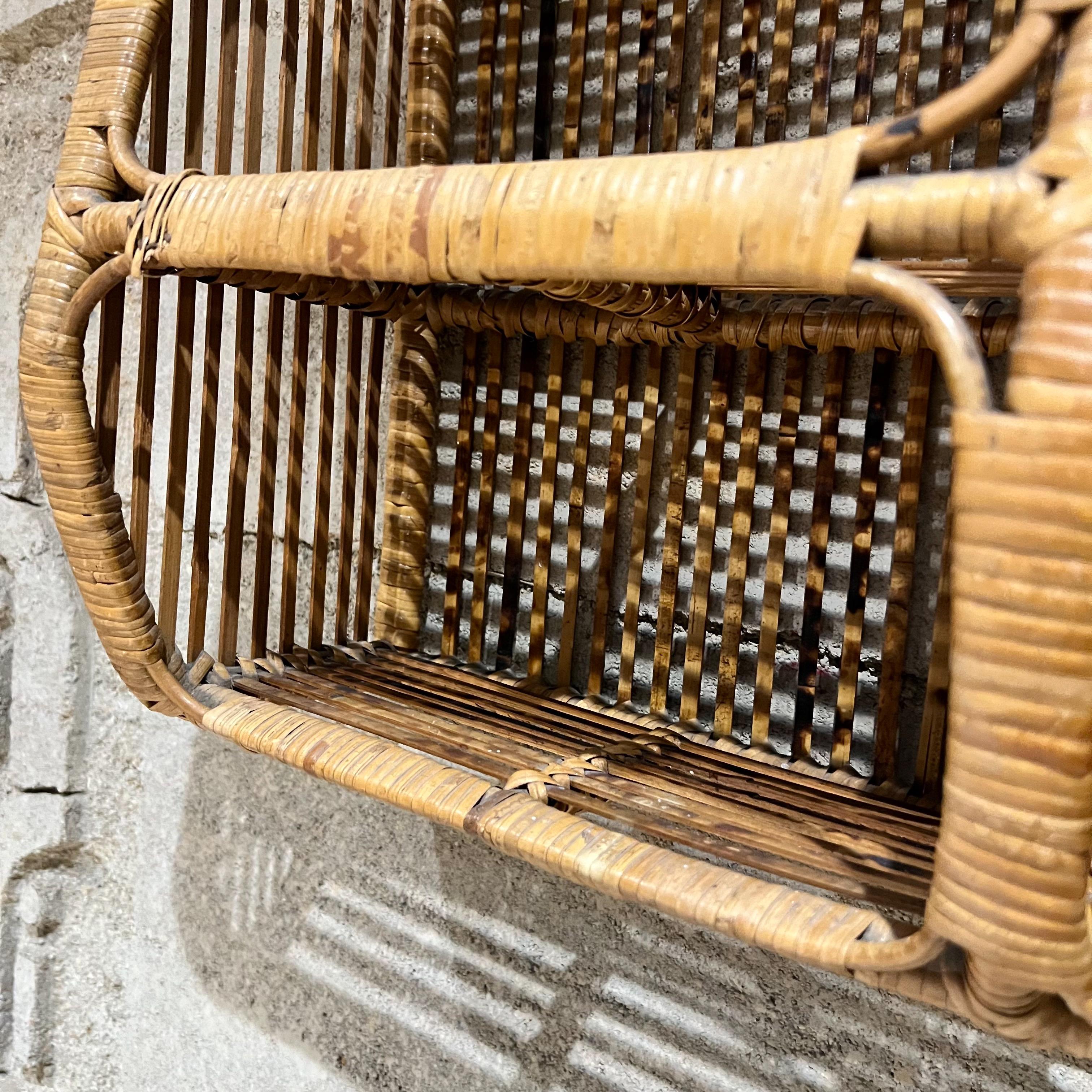 Scaffale da parete in rattan francese del 1950 Cubby in vendita 2